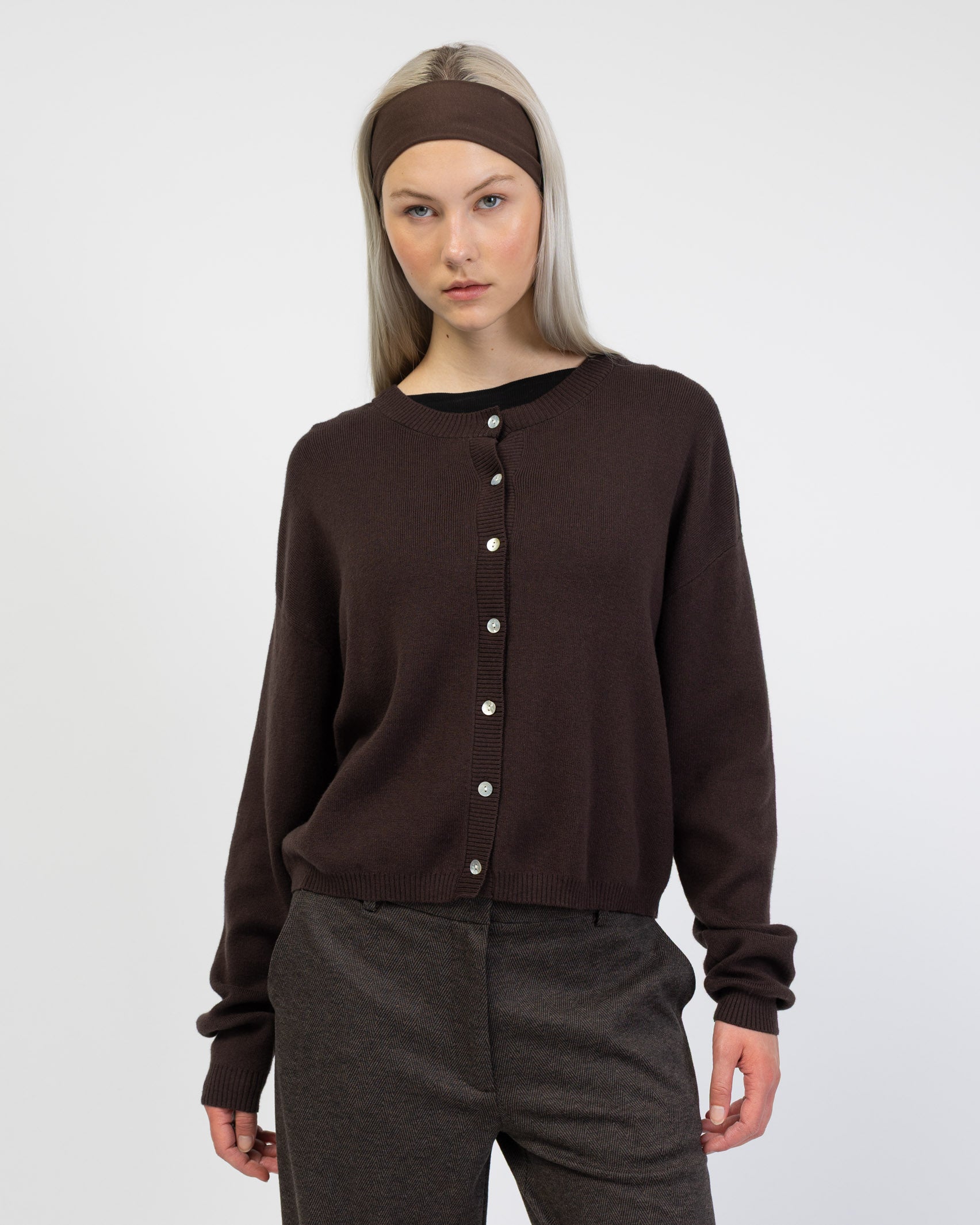 Klassische Strickjacke mit Rundhalsausschnitt von vorne