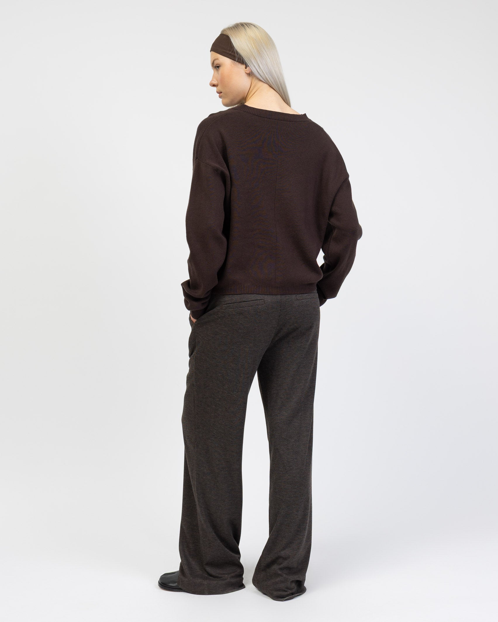 Klassische Strickjacke mit Rundhalsausschnitt von hinten