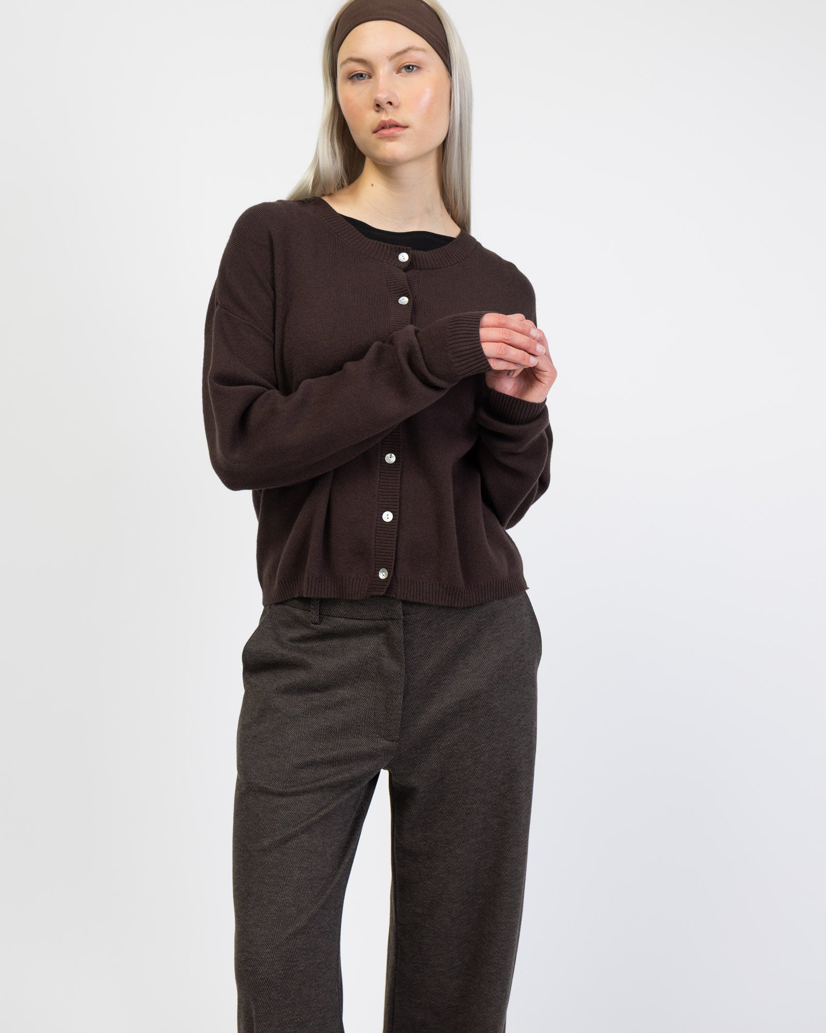 Klassische Strickjacke mit Rundhalsausschnitt von vorne