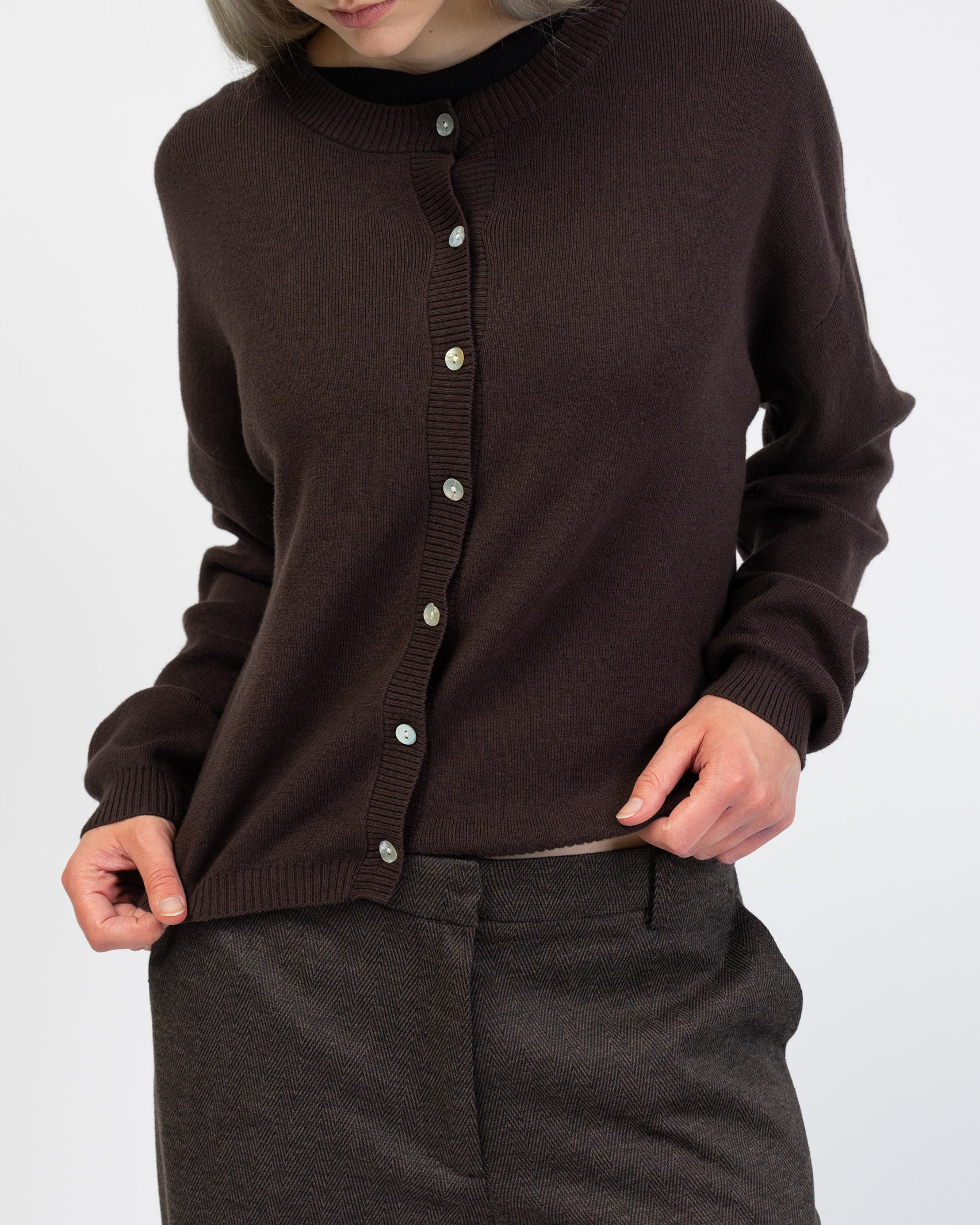 Klassische Strickjacke mit Rundhalsausschnitt im Detail