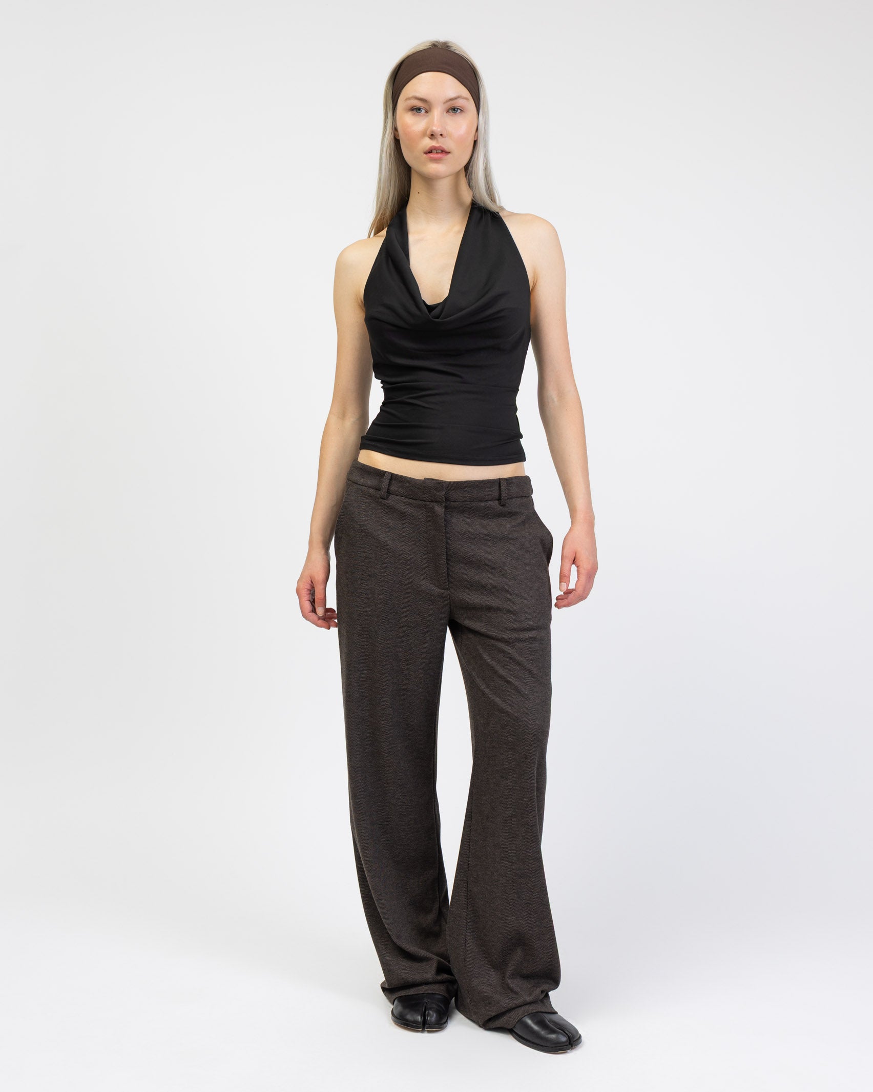 Top mit Wasserfallausschnitt kombiniert mit brauner Hose