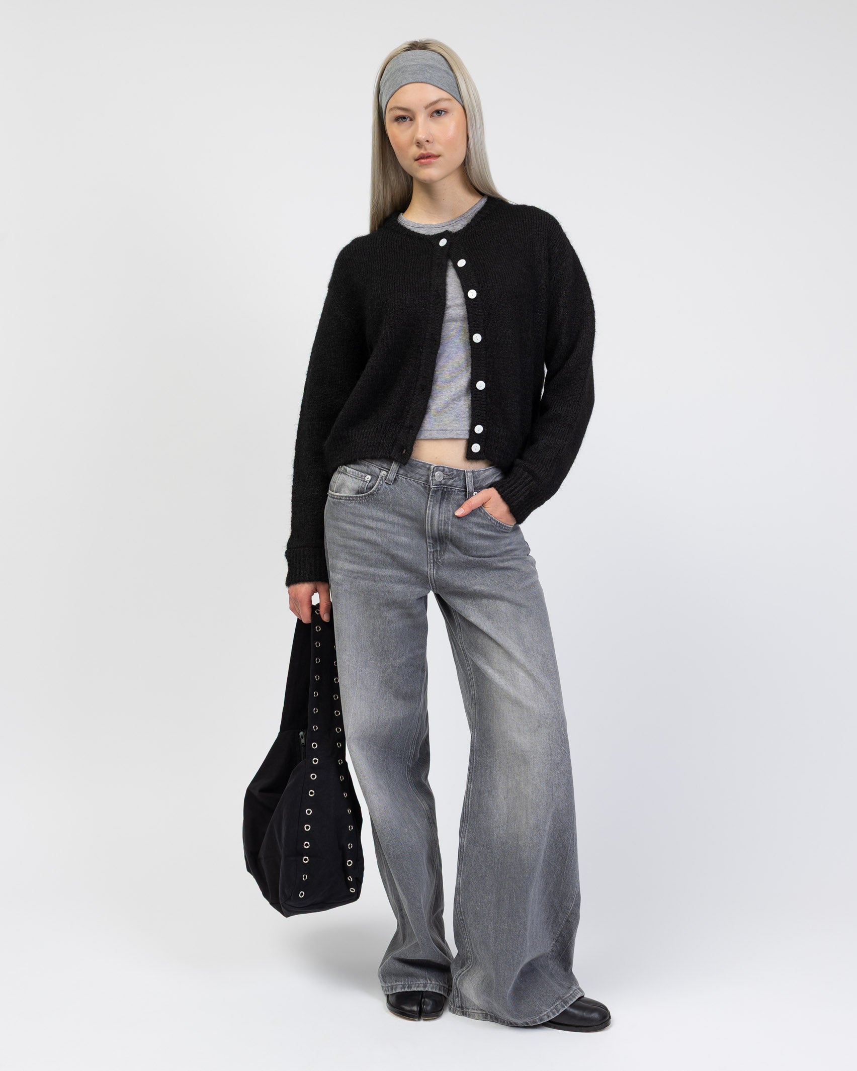 Weiche lockere Strickjacke kombiniert mit grauer Jeans