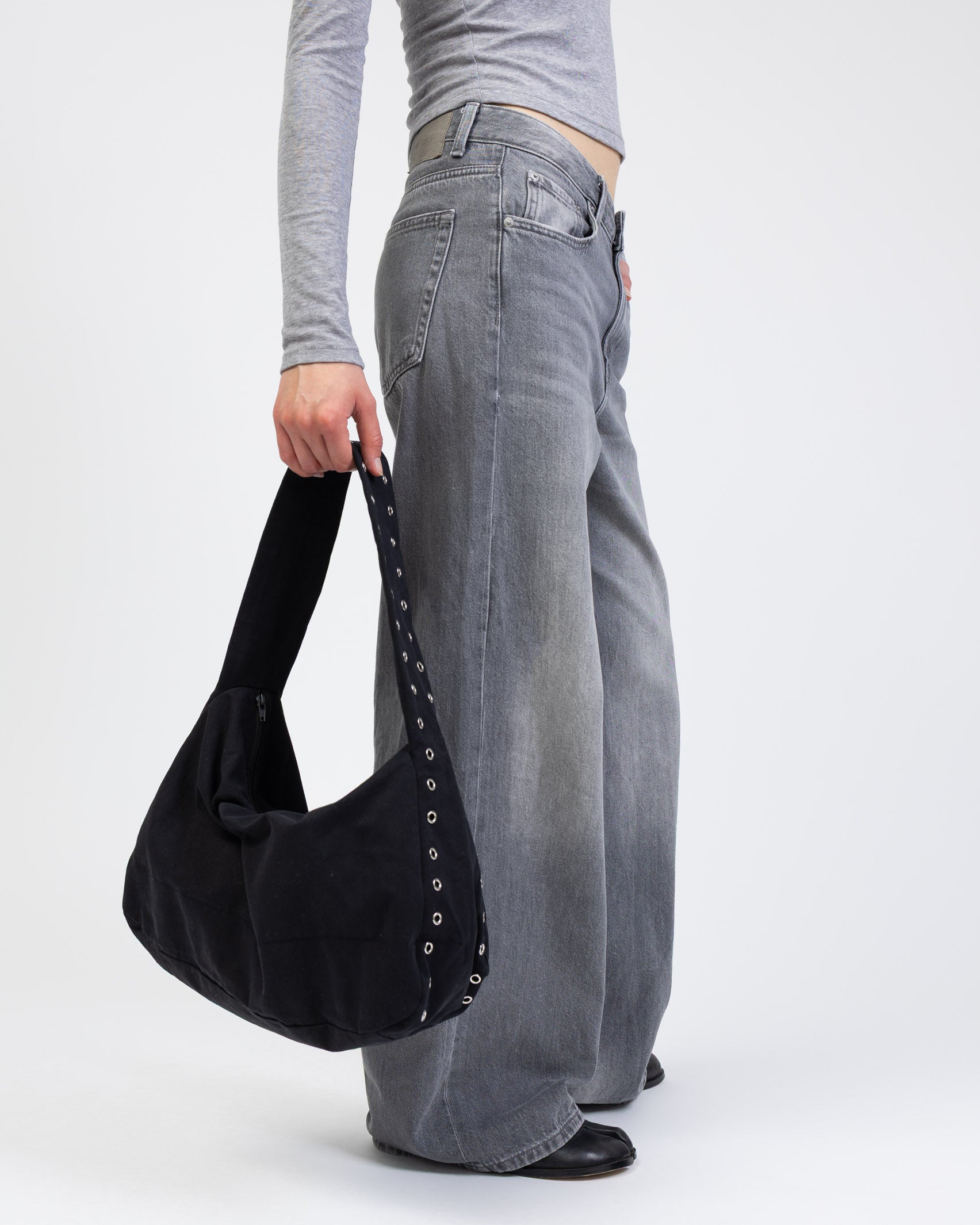 Tasche mit Ösendetails von der Seite