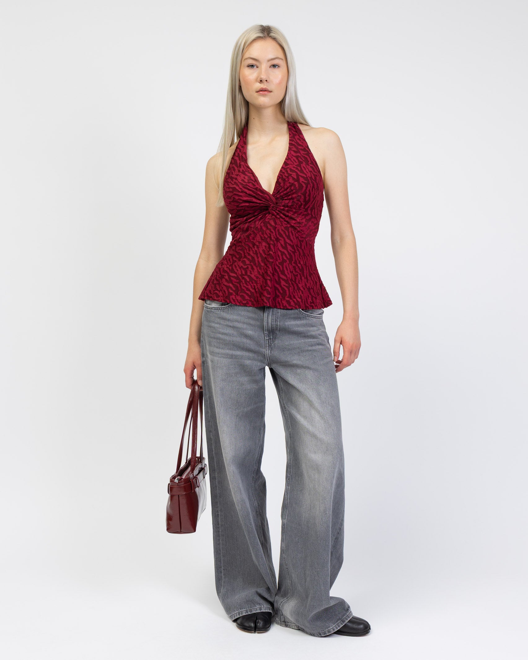 Neckholder-Top mit Strukturmuster kombiniert mit grauer Hose