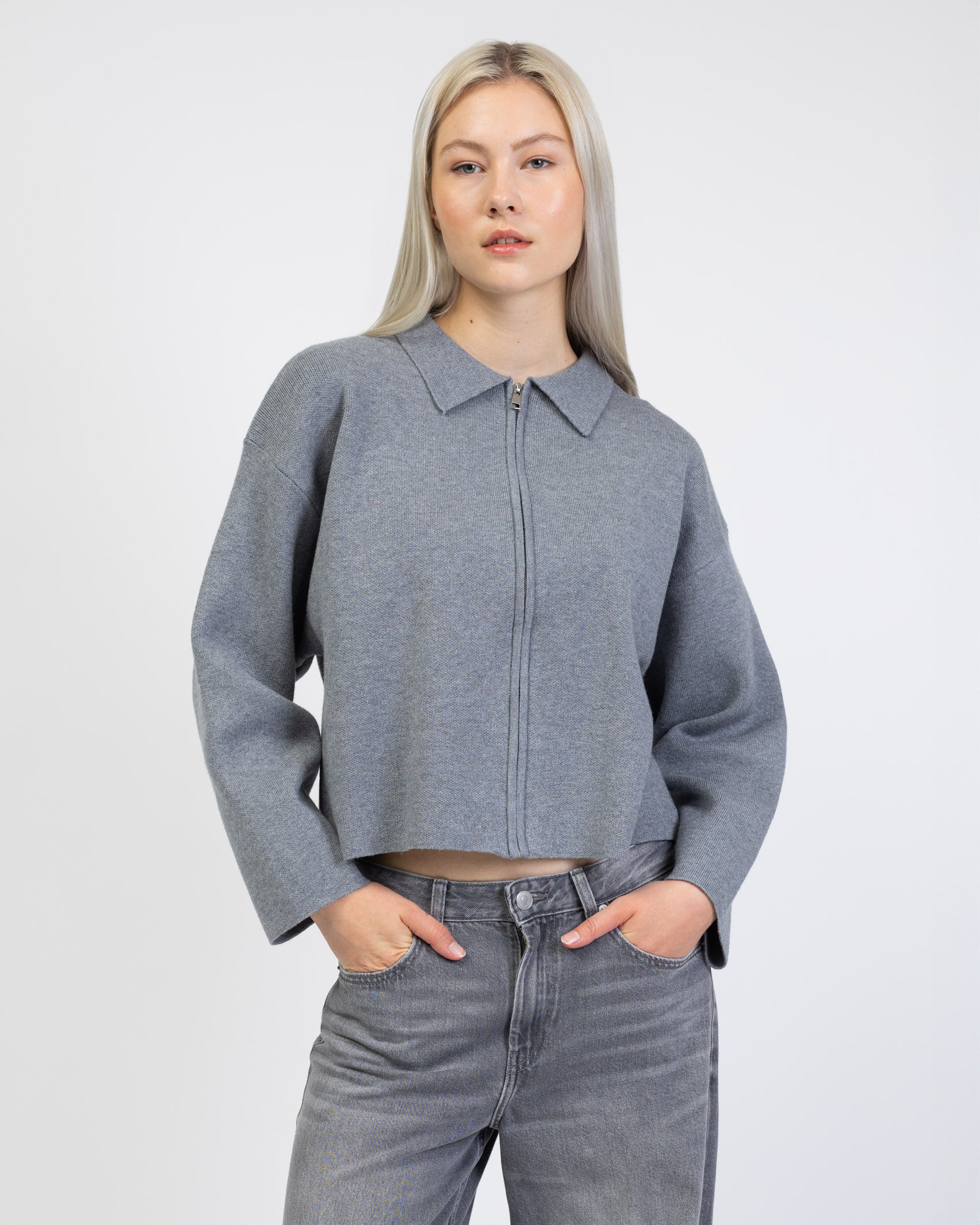 Kastige Strickjacke mit Reißverschluss von vorne