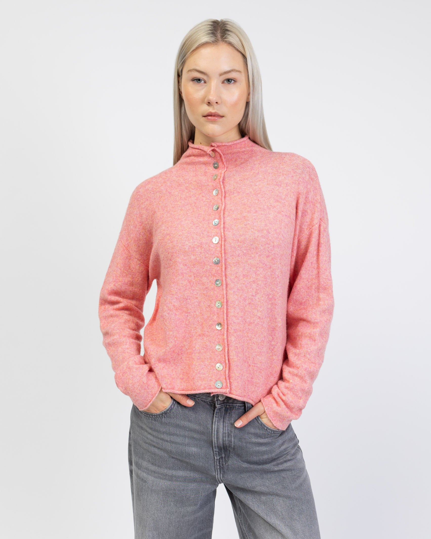 Strickjacke mit Stehkragen von vorne