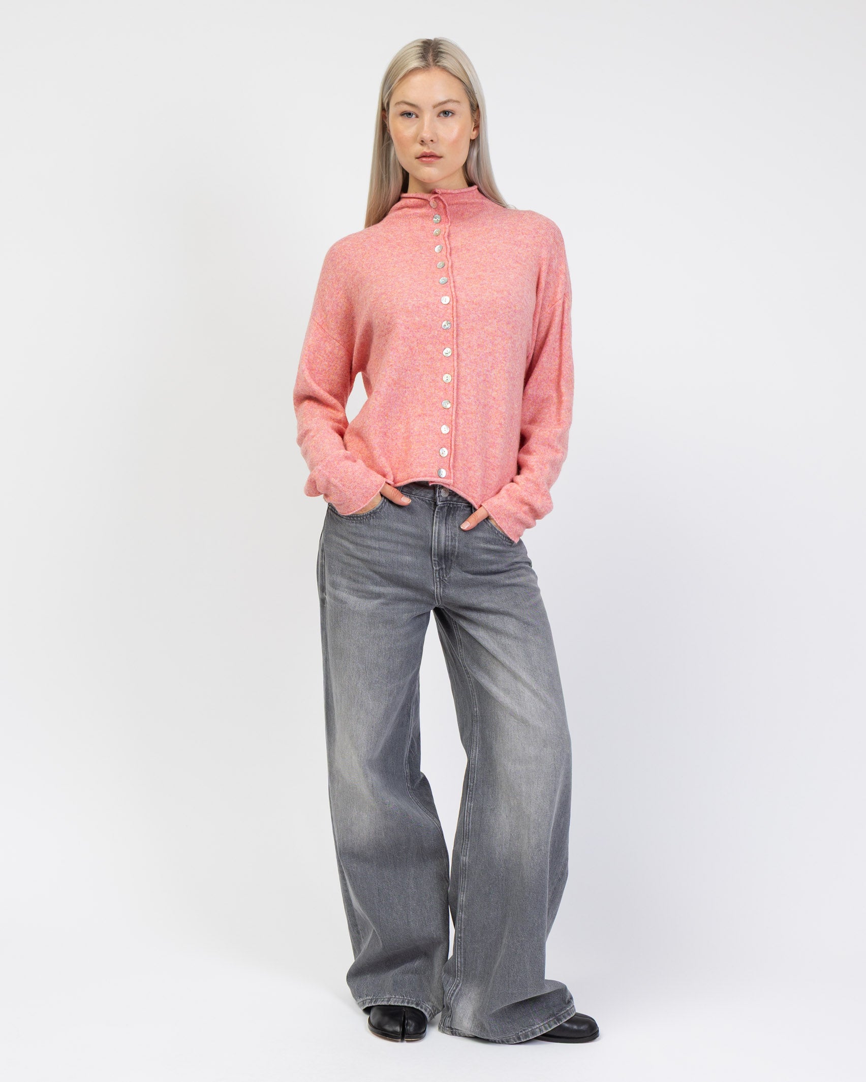 Strickjacke mit Stehkragen kombiniert mit grauer Jeans