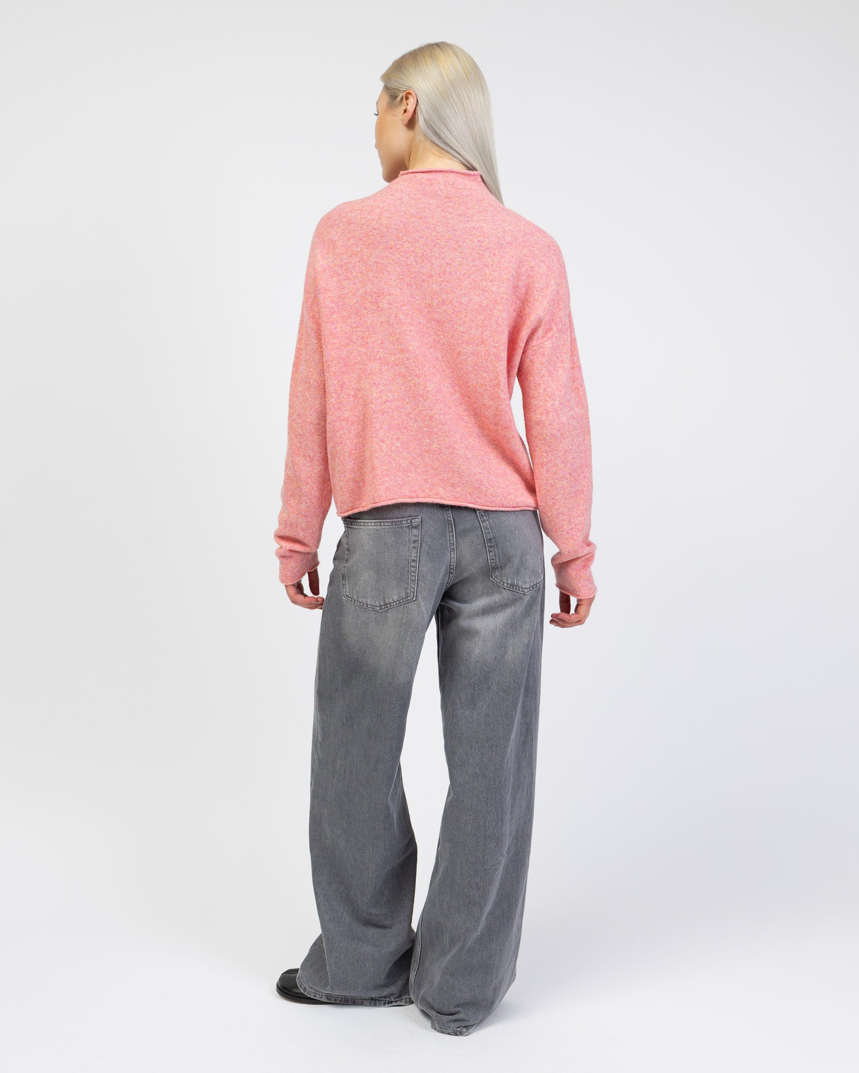 Strickjacke mit Stehkragen von hinten