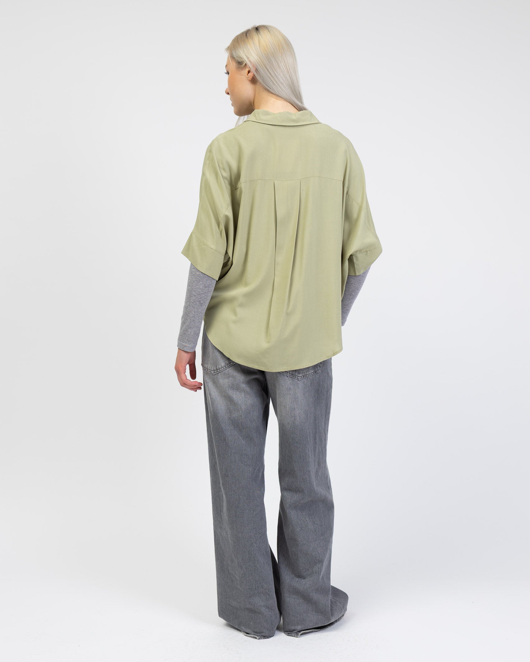 Weite Kurzarm Bluse von hinten