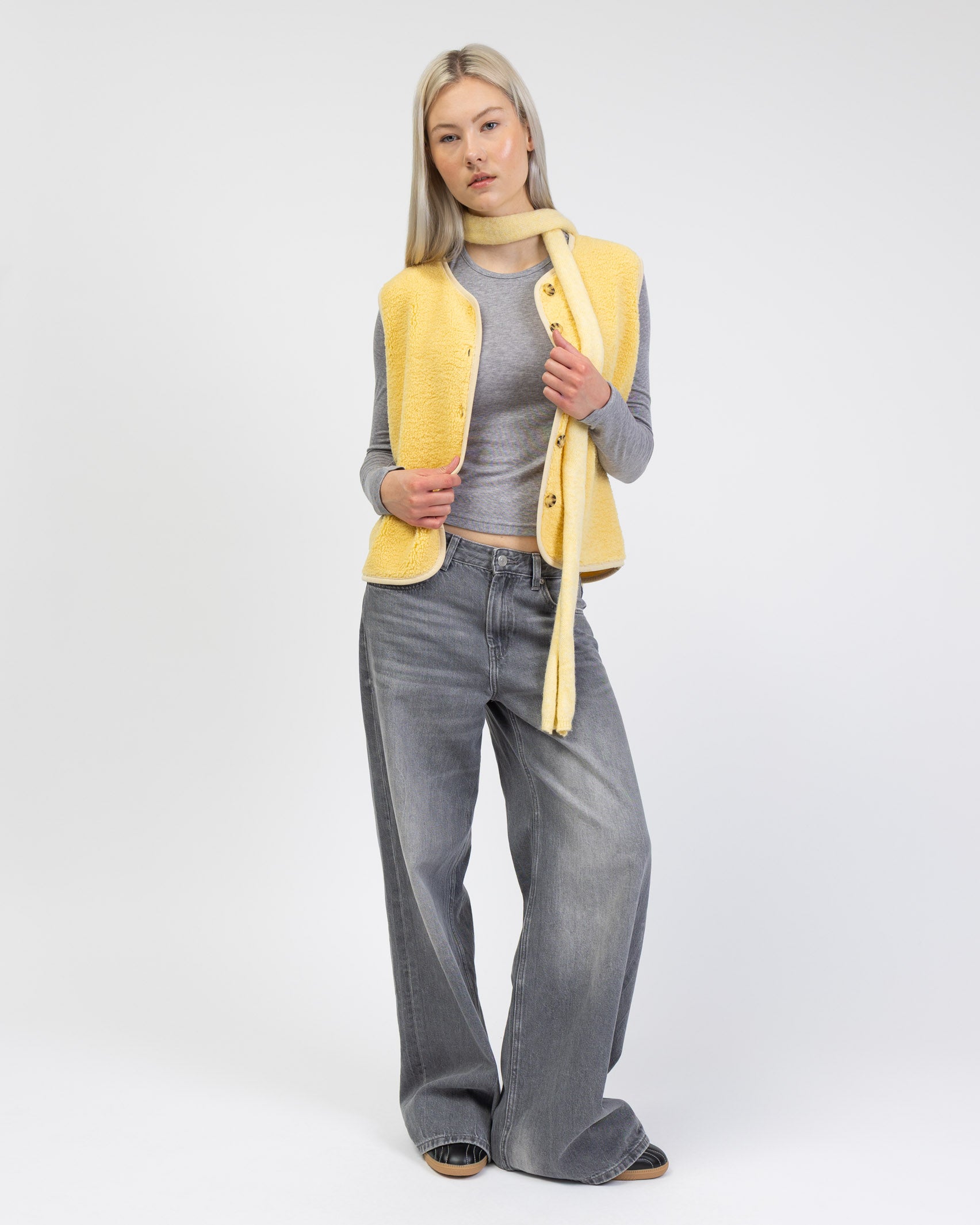 Einfarbige Teddyweste kombinert mit Jeans und Schal