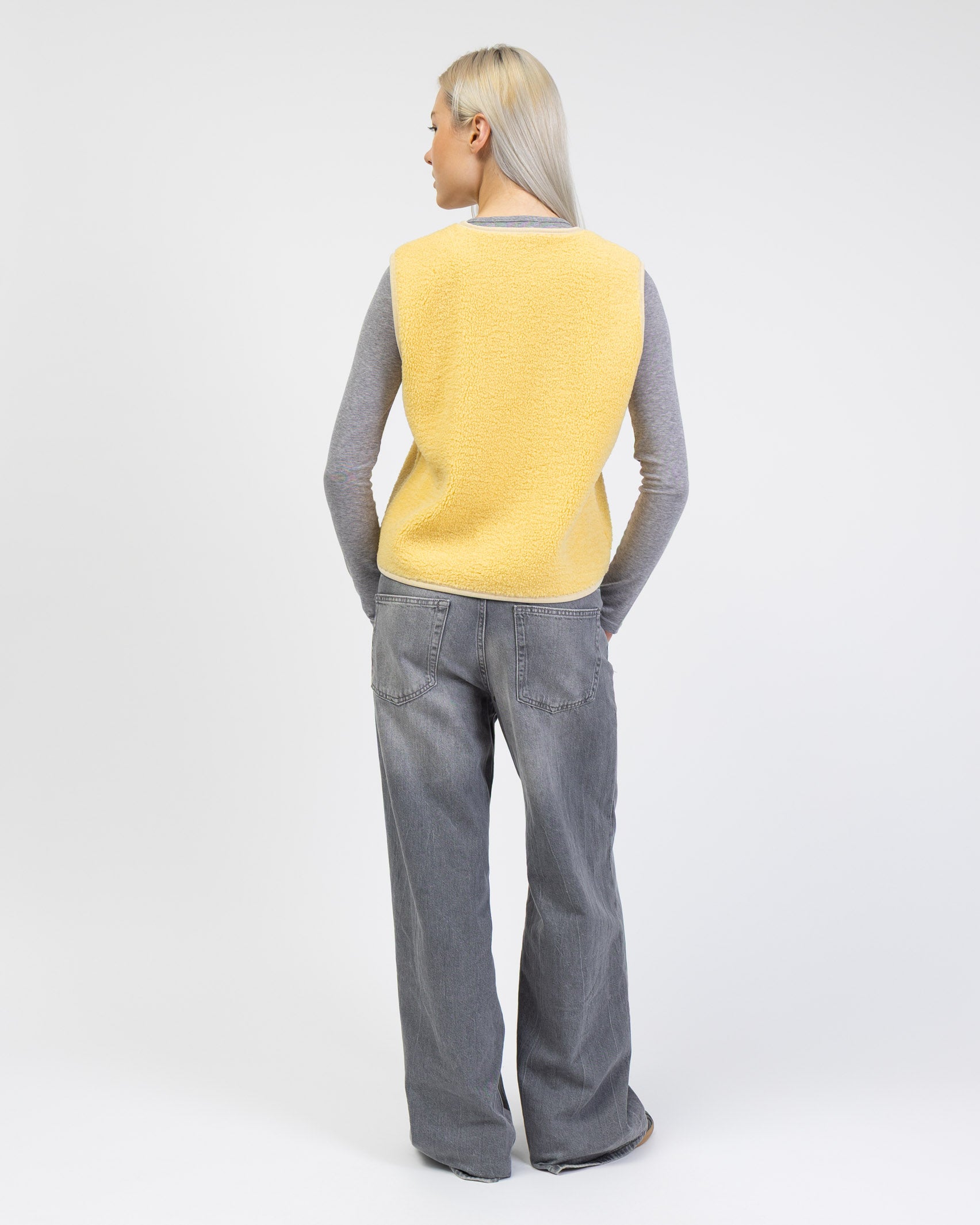 Einfarbige Teddyweste von hinten