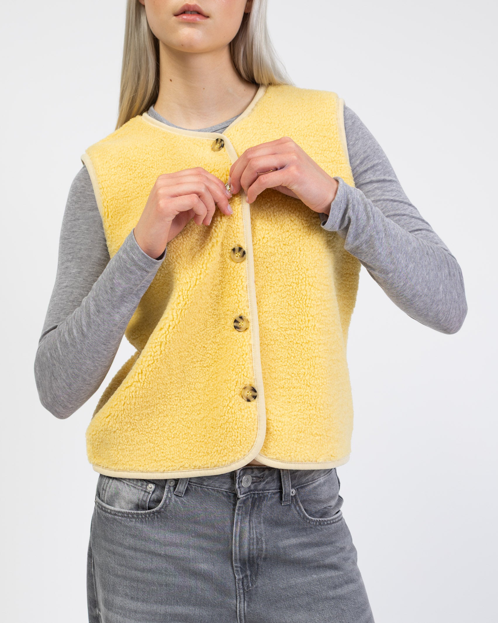 Einfarbige Teddyweste im Detail