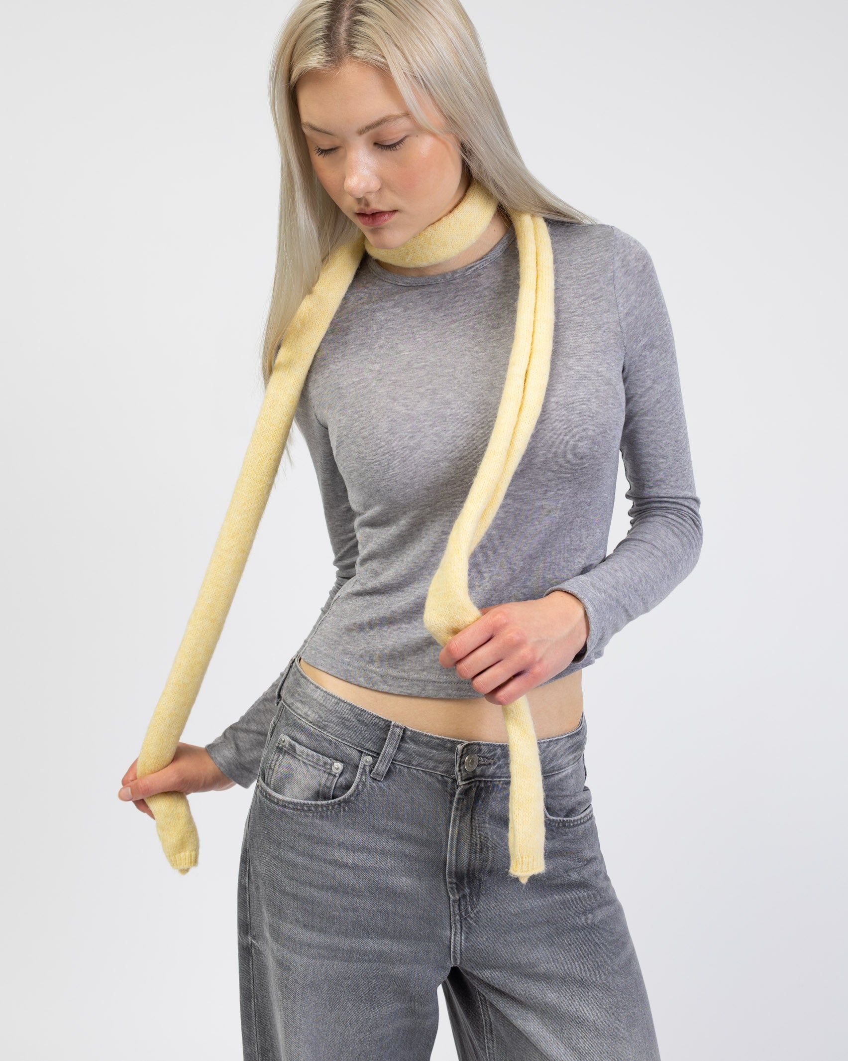 Einfarbiger Schal von der Seite