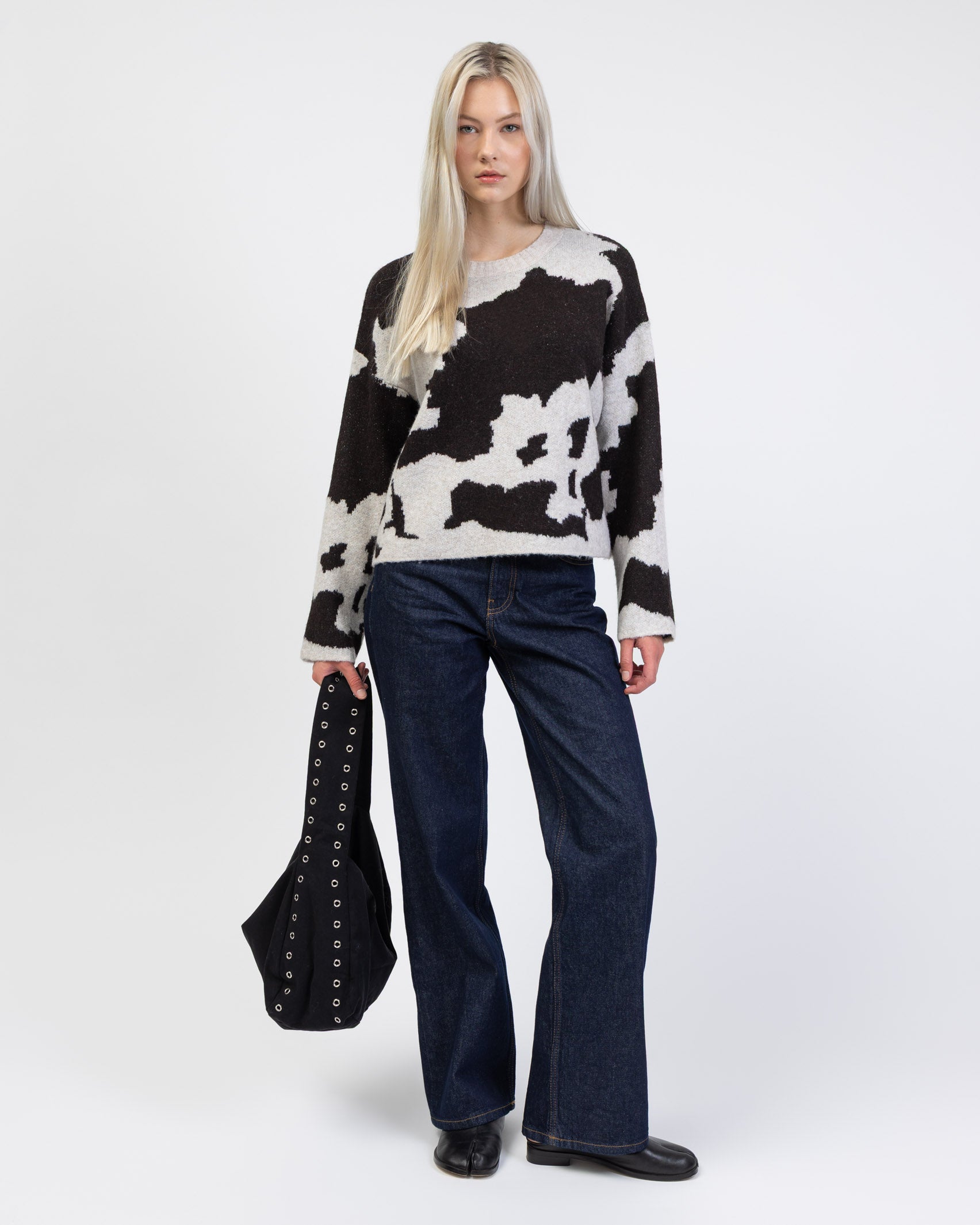 Pullover mit Cow-Print kombiiert mit Jeans