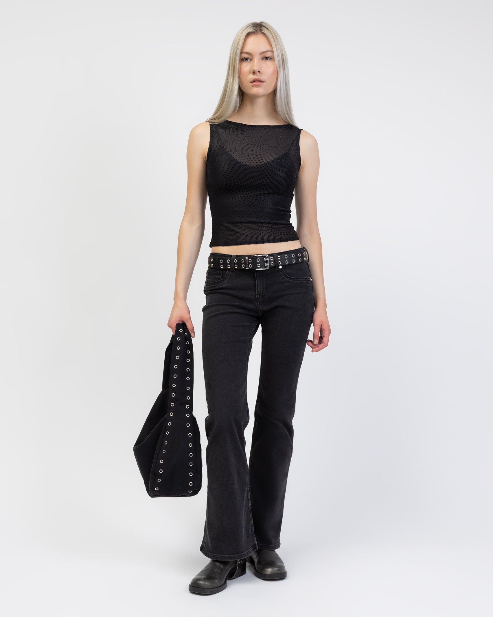 Transparentes Top mit U-Boot Ausschnitt kombiniert mit Jeans