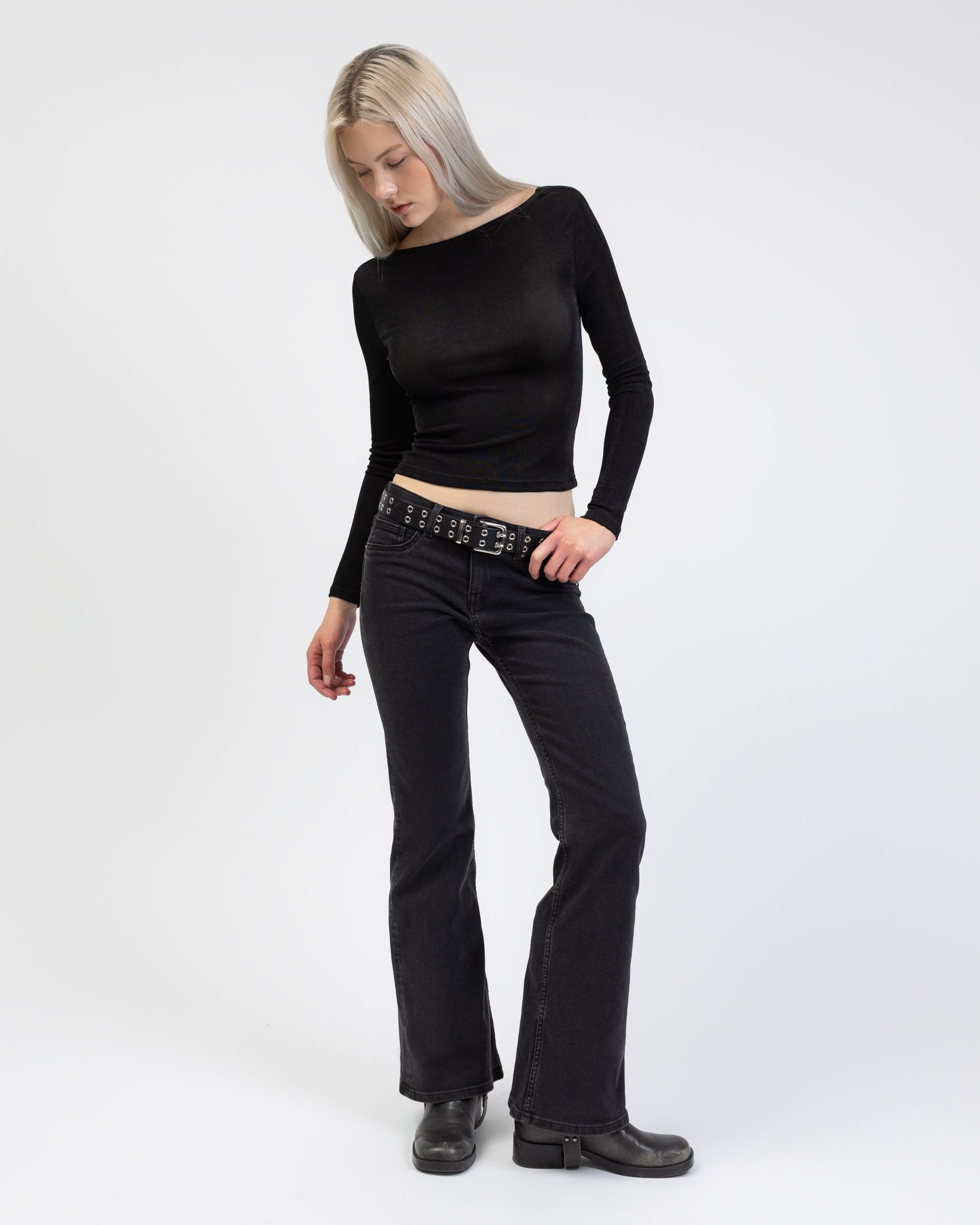 Langarmshirt mit tiefem Rückenausschnitt kombiniert mit schwarzer Jeans