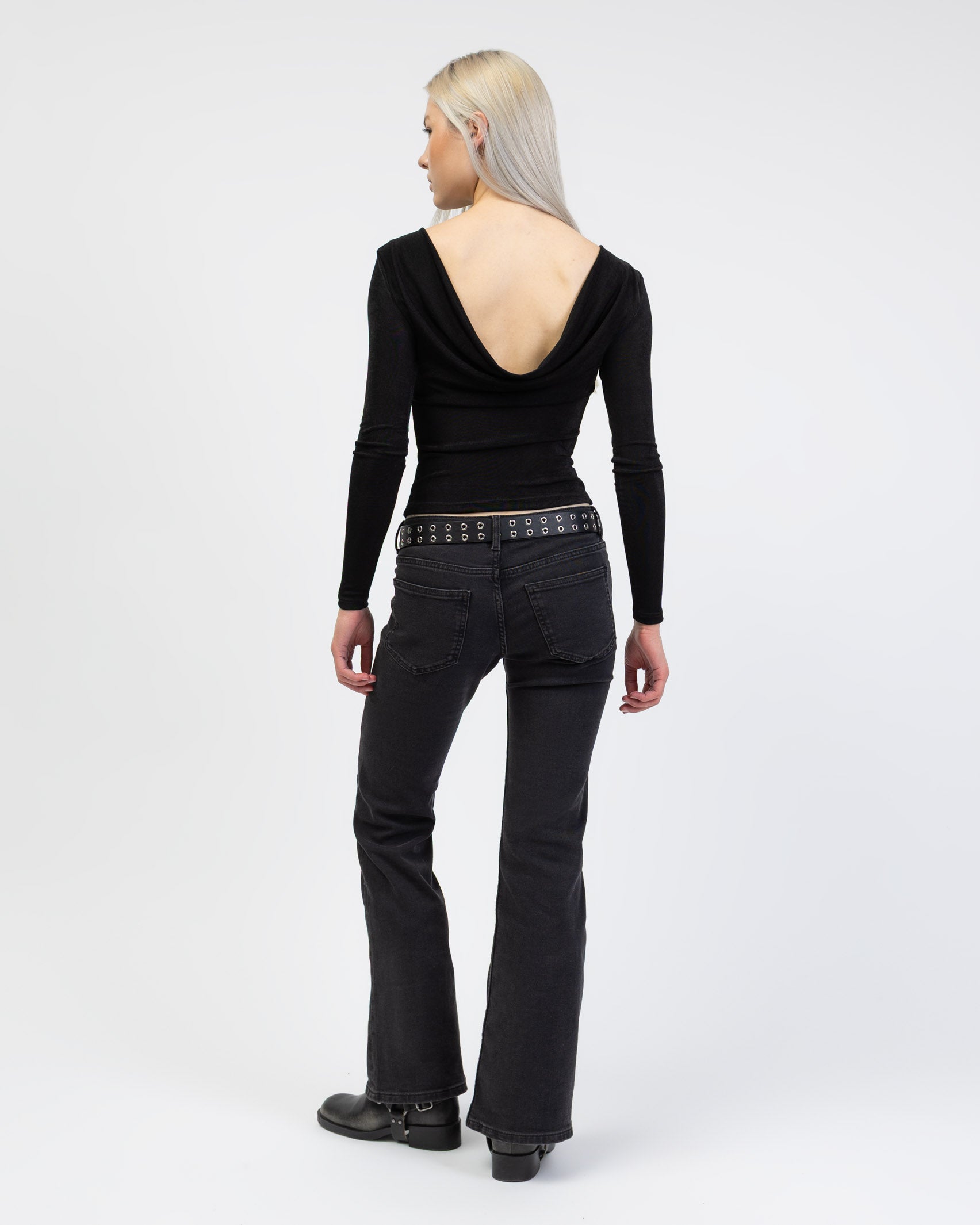 Langarmshirt mit tiefem Rückenausschnitt von hinten