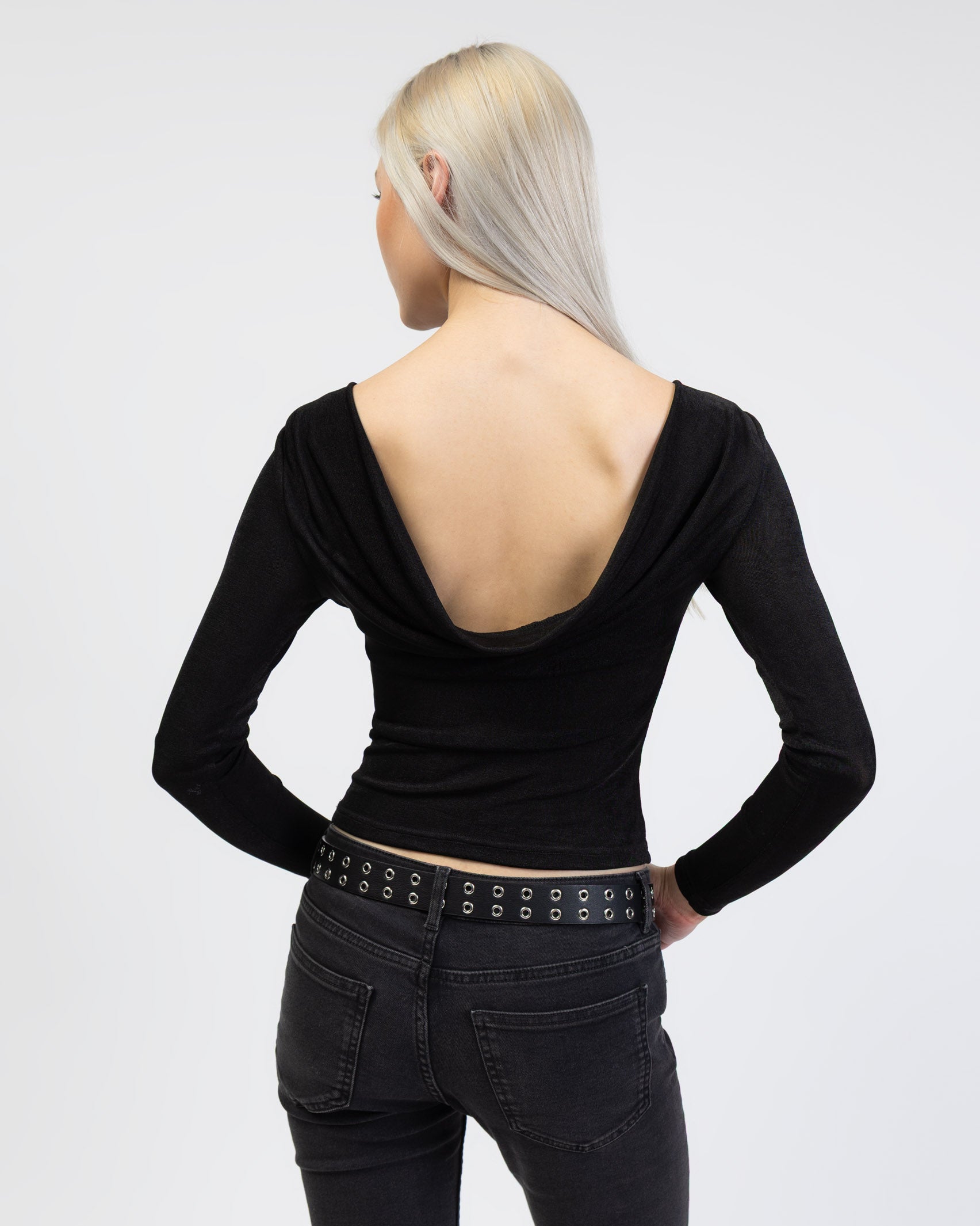 Langarmshirt mit tiefem Rückenausschnitt von hinten