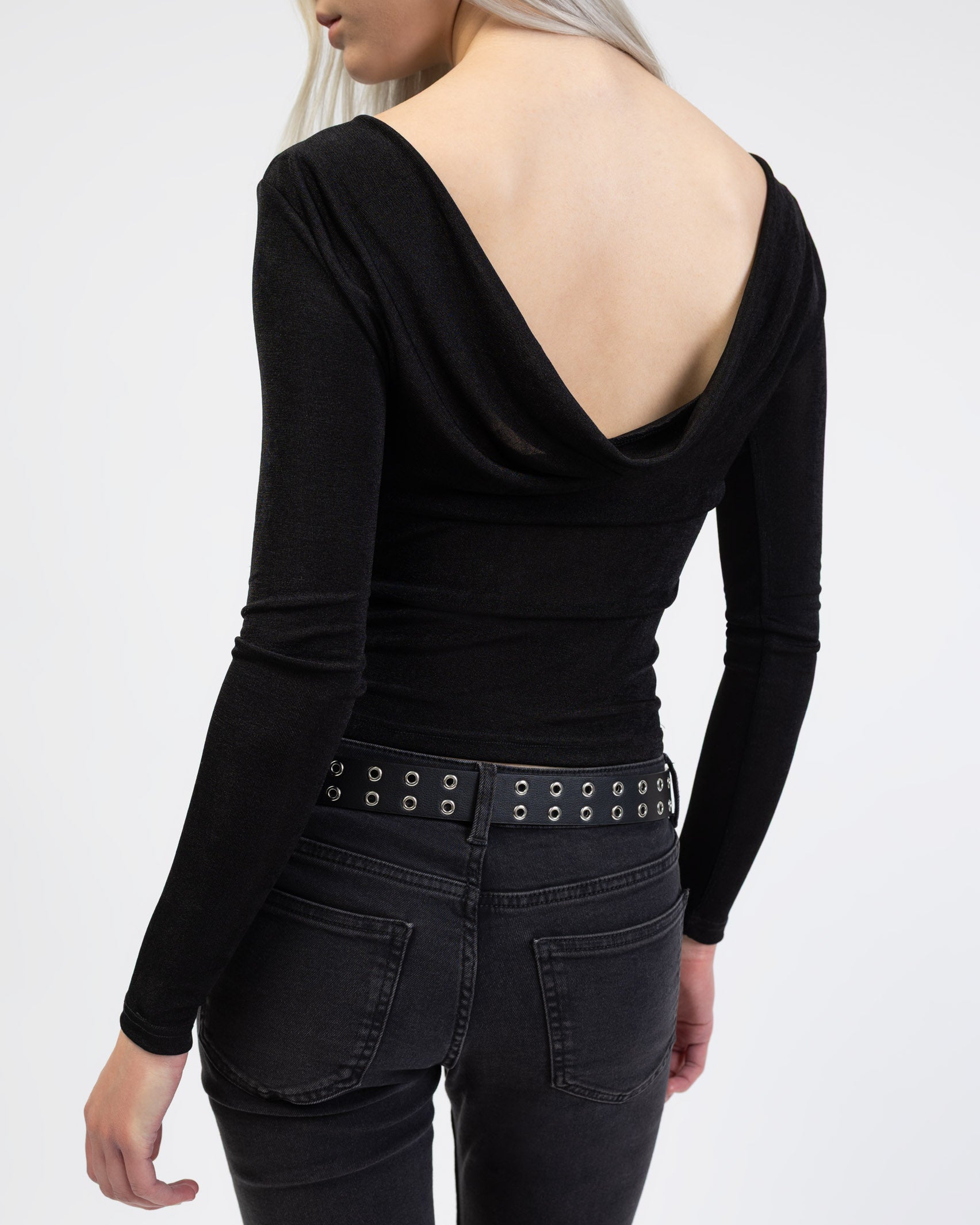 Langarmshirt mit tiefem Rückenausschnitt im Detail