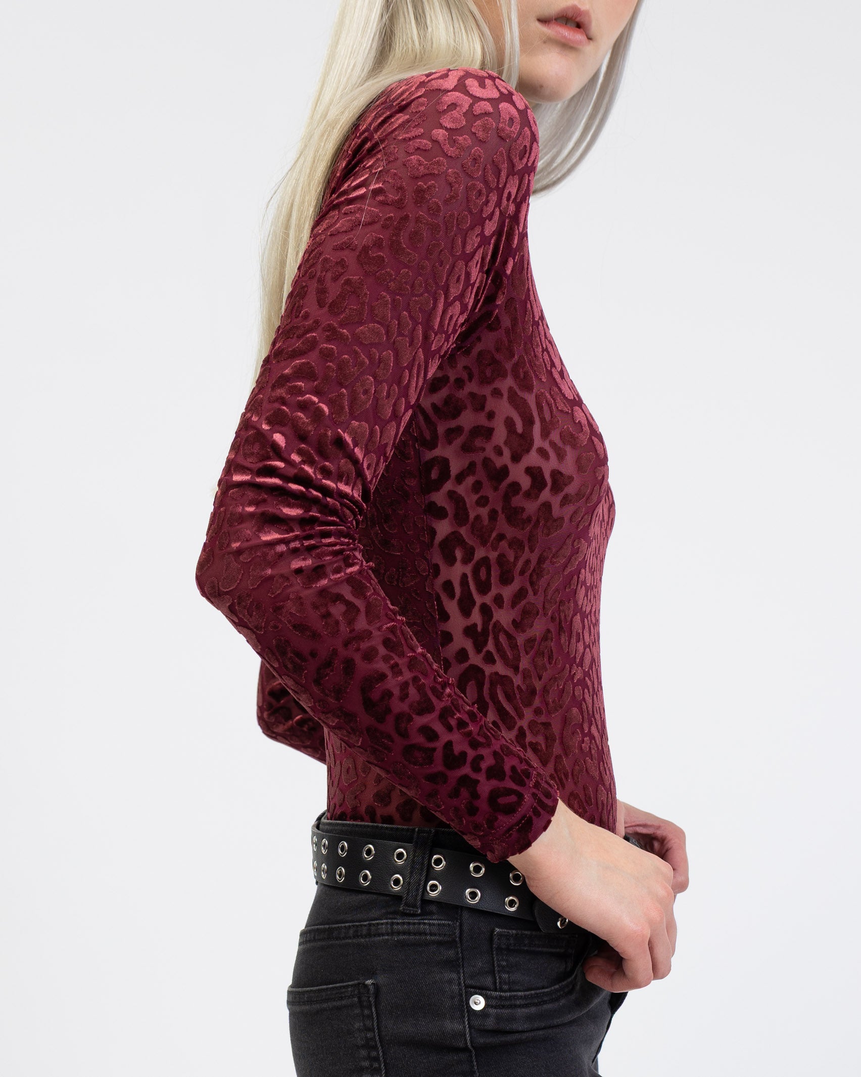 Samt Body mit Animalprint im Detail