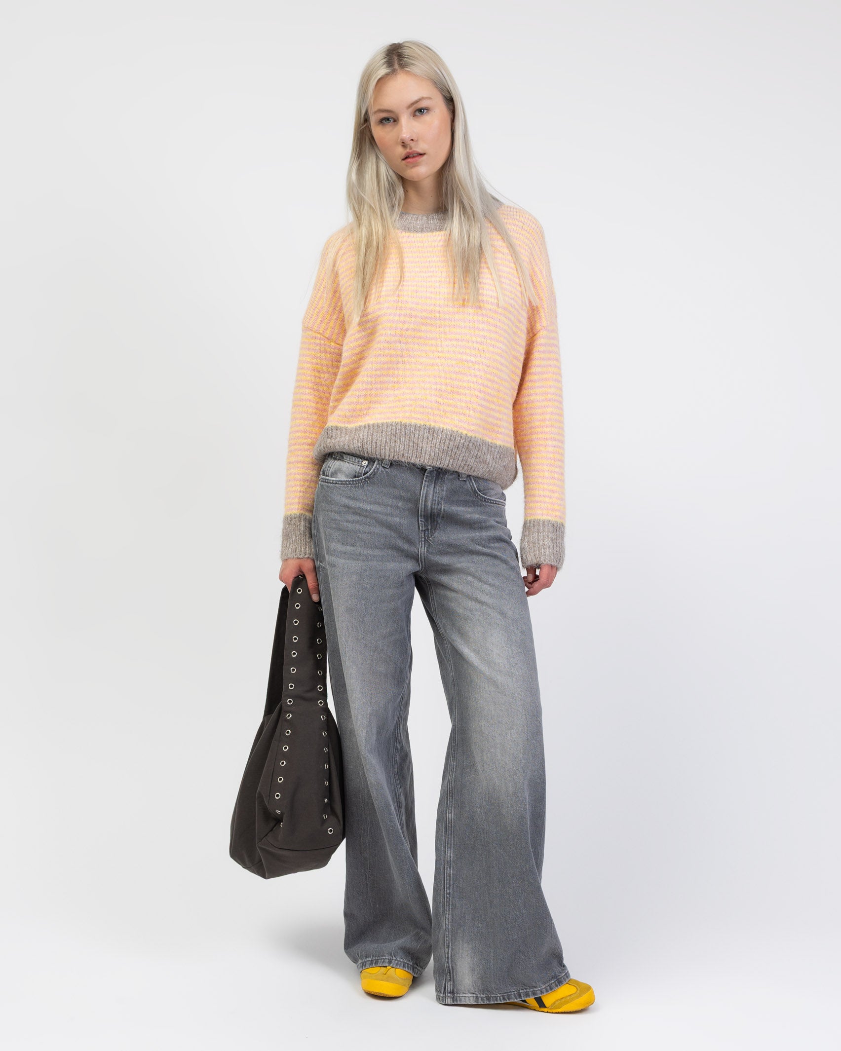 Gestreifter Pullover mit Kontrastbündchen von vorne kombiniert mit grauer Jeans