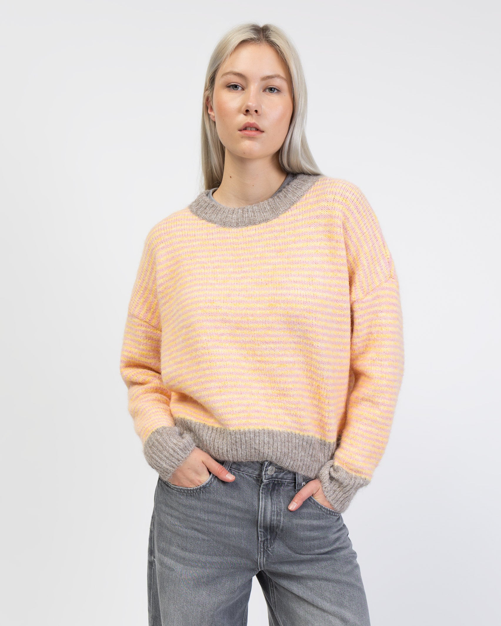 Gestreifter Pullover mit Kontrastbündchen von vorne