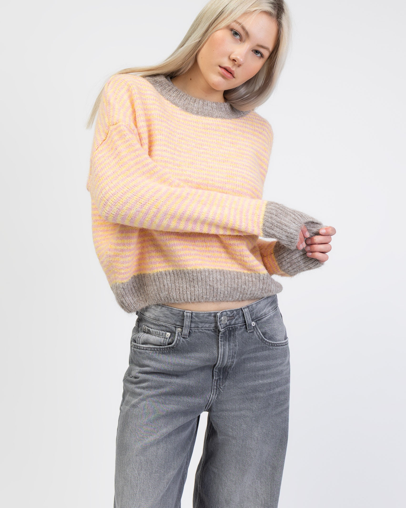 Gestreifter Pullover mit Kontrastbündchen von vorne