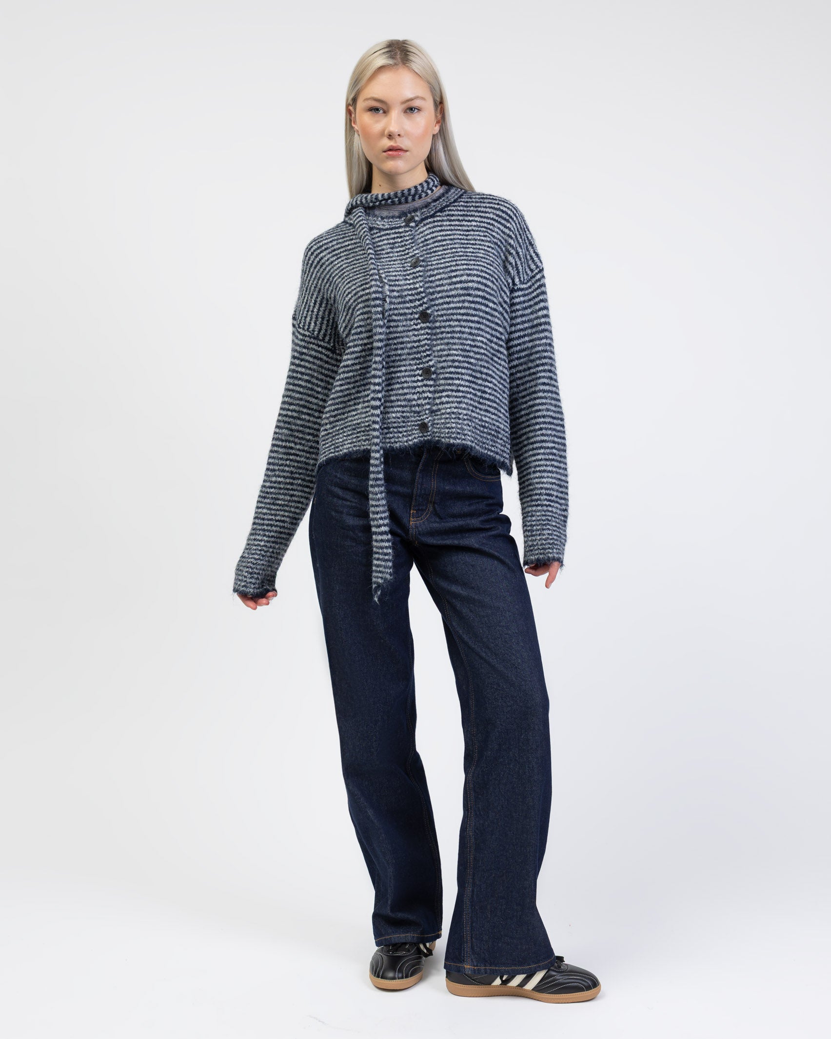 Gestreifte Strickjacke mit Schal kombiniert mit Jeans