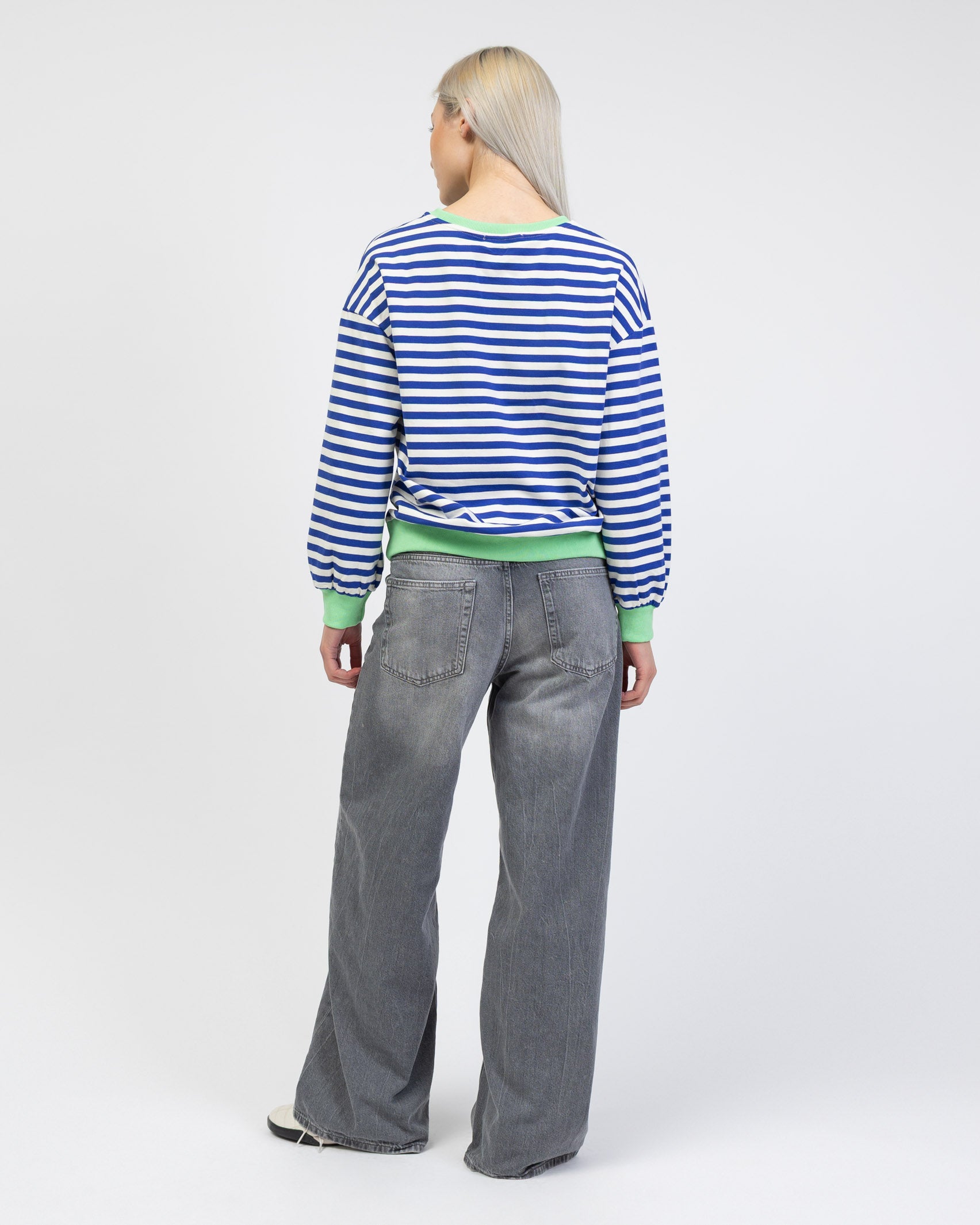 Gestreiftes Sweatshirt mit Farbakzenten von hinten