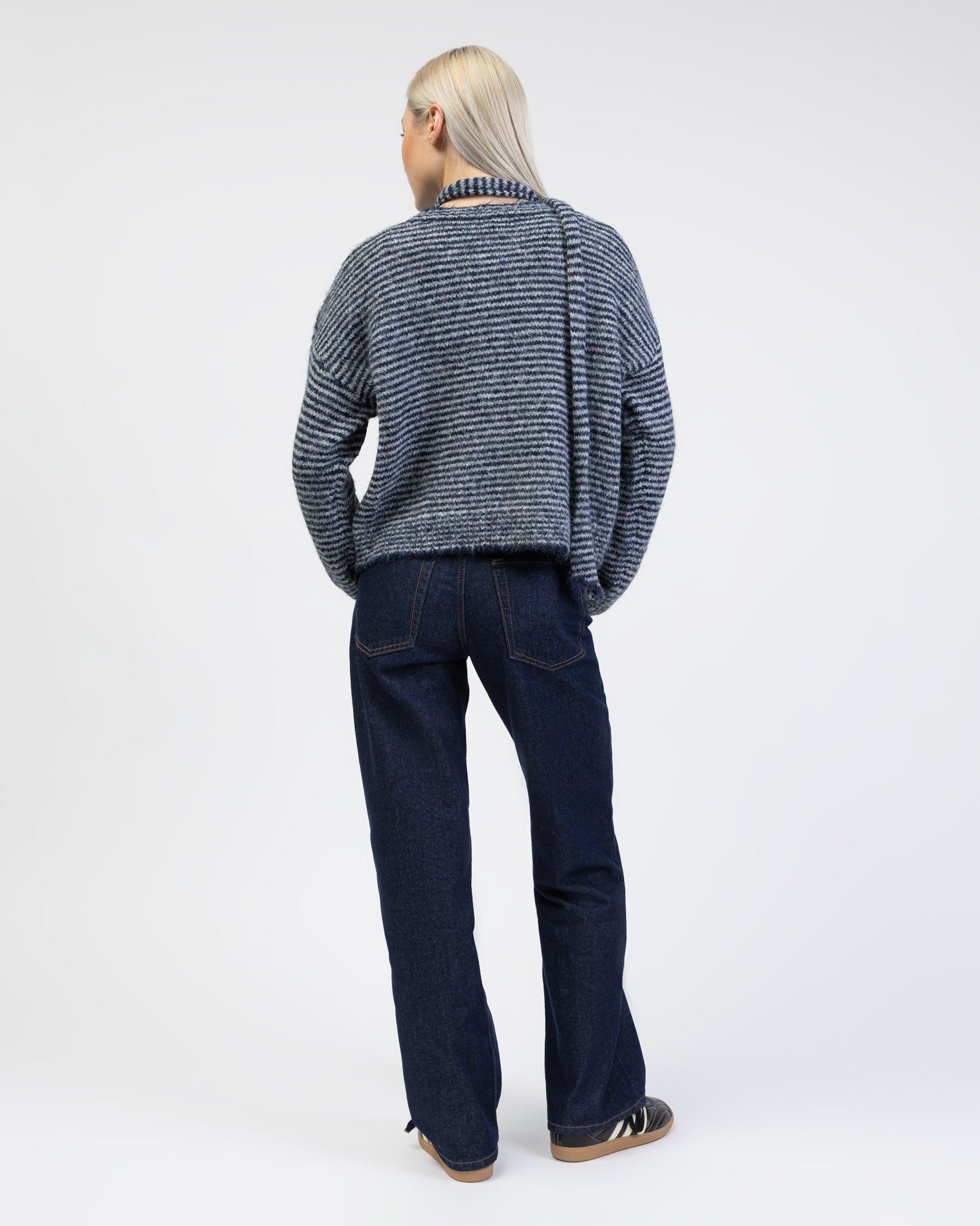 Gestreifte Strickjacke mit Schal von hinten