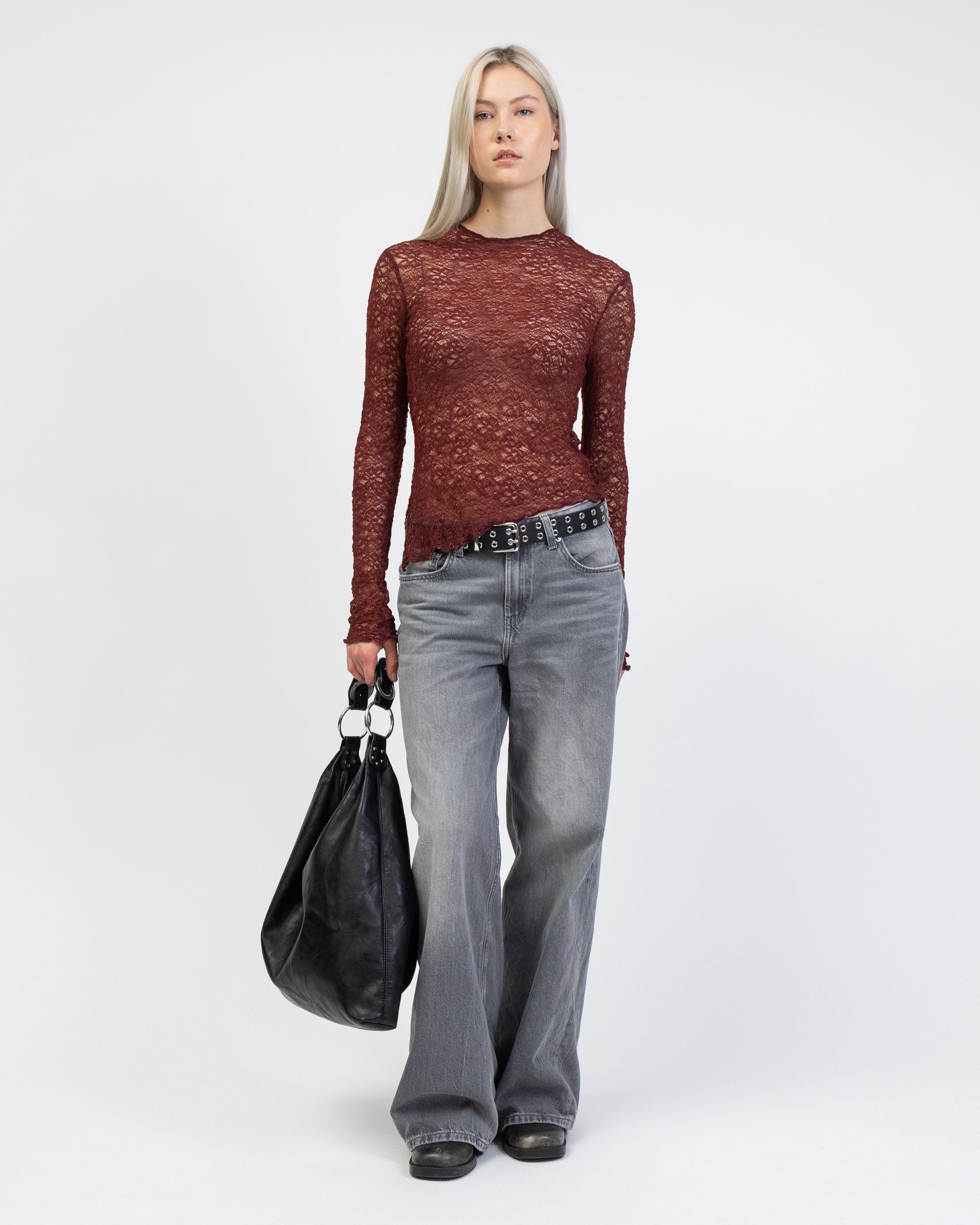 Asymmetrisches Spitzenlangarmshirt kombiniert mit grauer Jeans