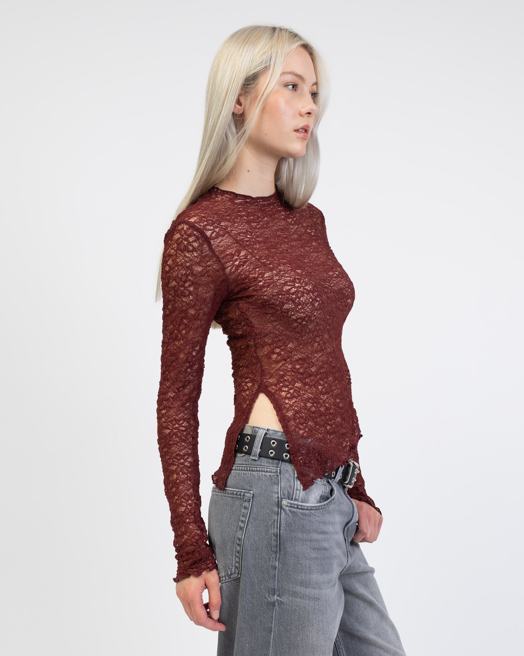 Asymmetrisches Spitzenlangarmshirt von der Seite