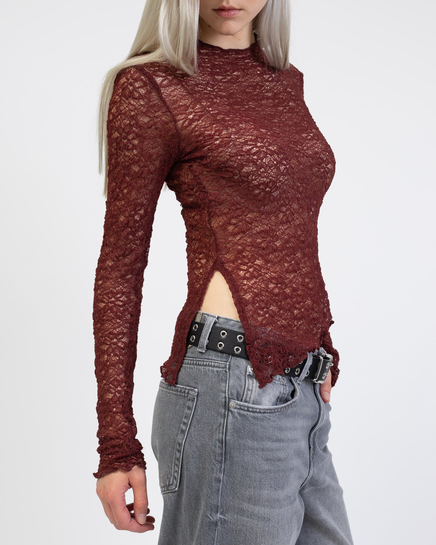 Asymmetrisches Spitzenlangarmshirt im Detail