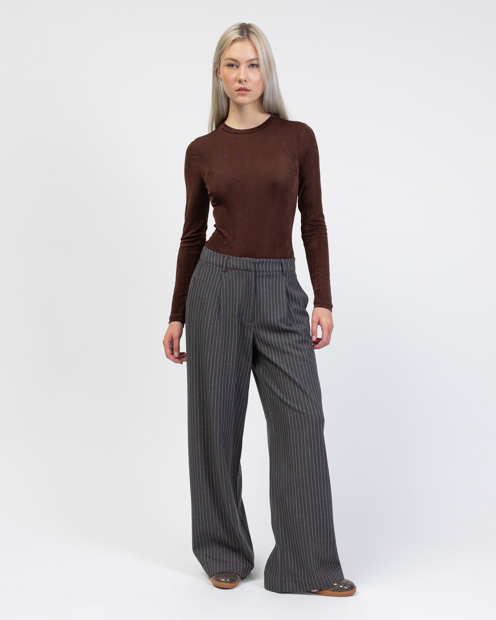 Body mit schimmernder Optik kombiniert mit Nadelsteifen Hose