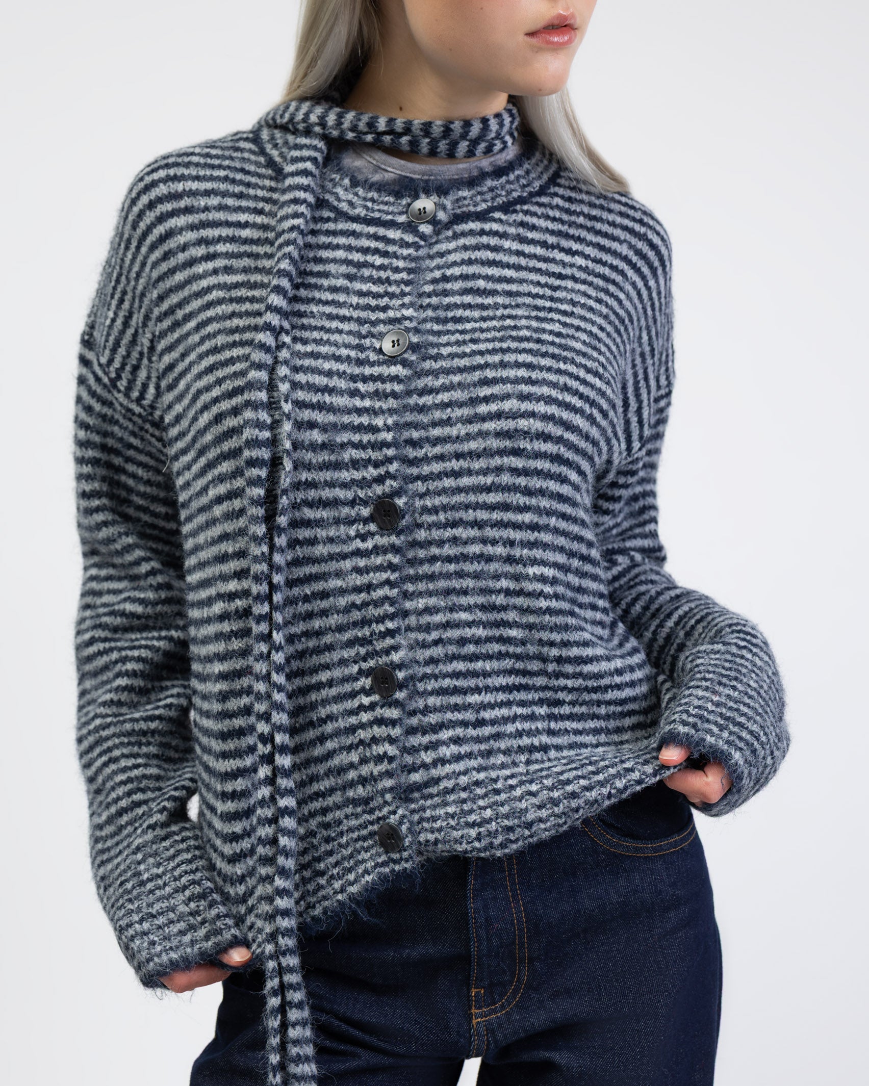 Gestreifte Strickjacke mit Schal im Detail