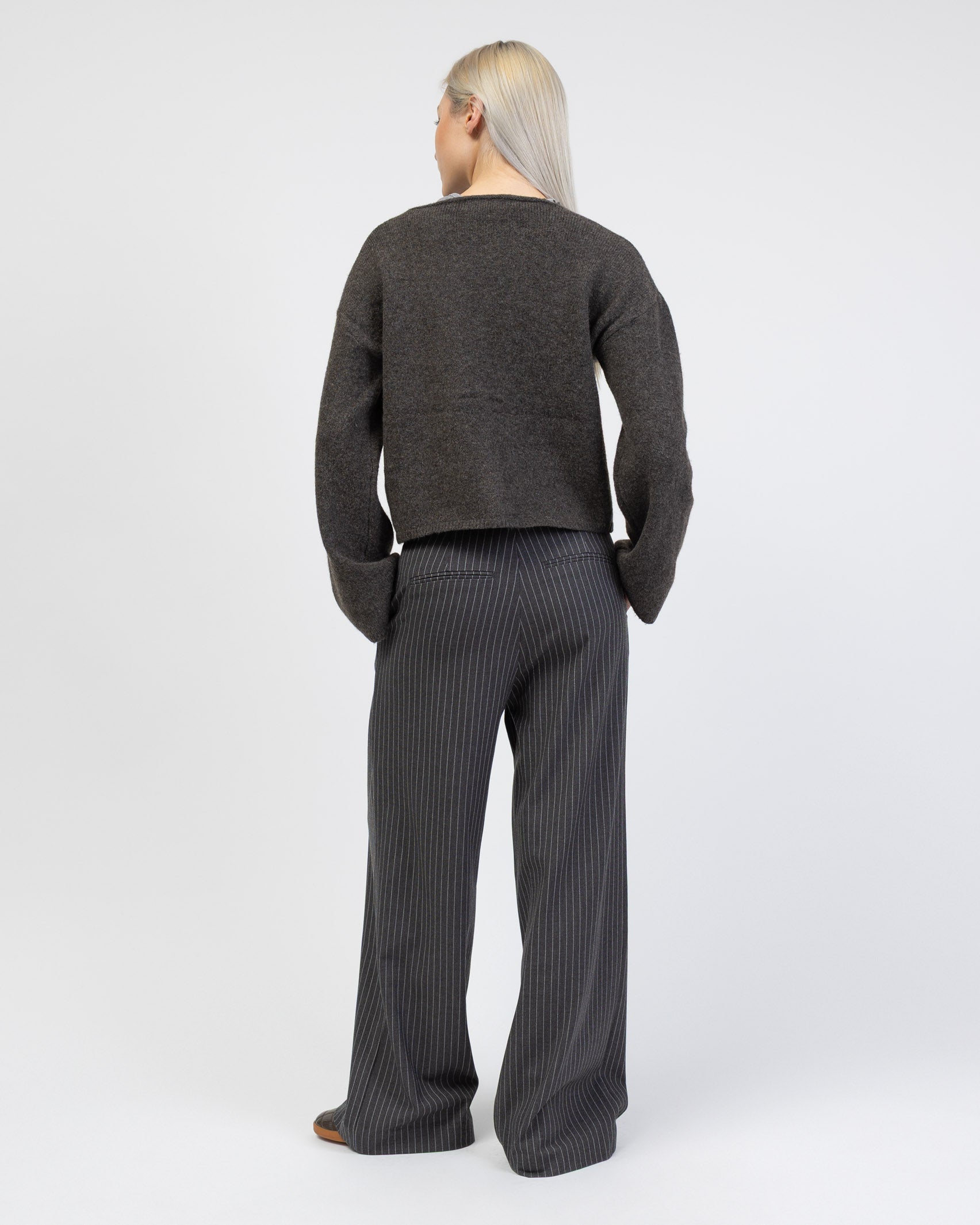 Einfarbige Strickjacke von hinten