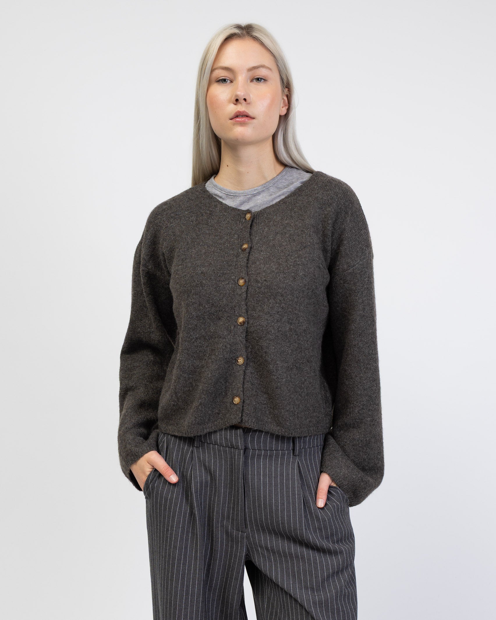 Einfarbige Strickjacke von vorne