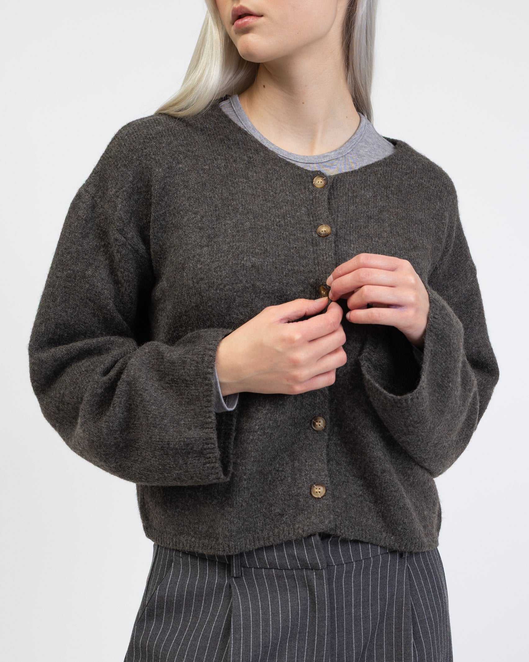 Einfarbige Strickjacke im Detail