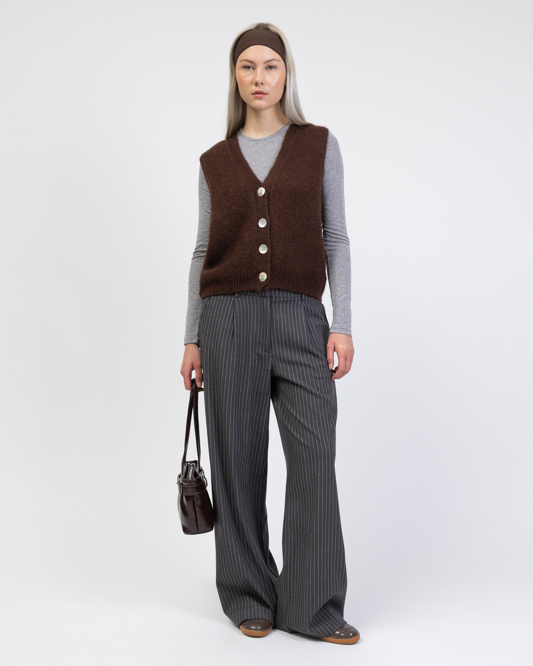 Pullunder mit V-Auschnitt kombiniert mit Nadelstreifenhose