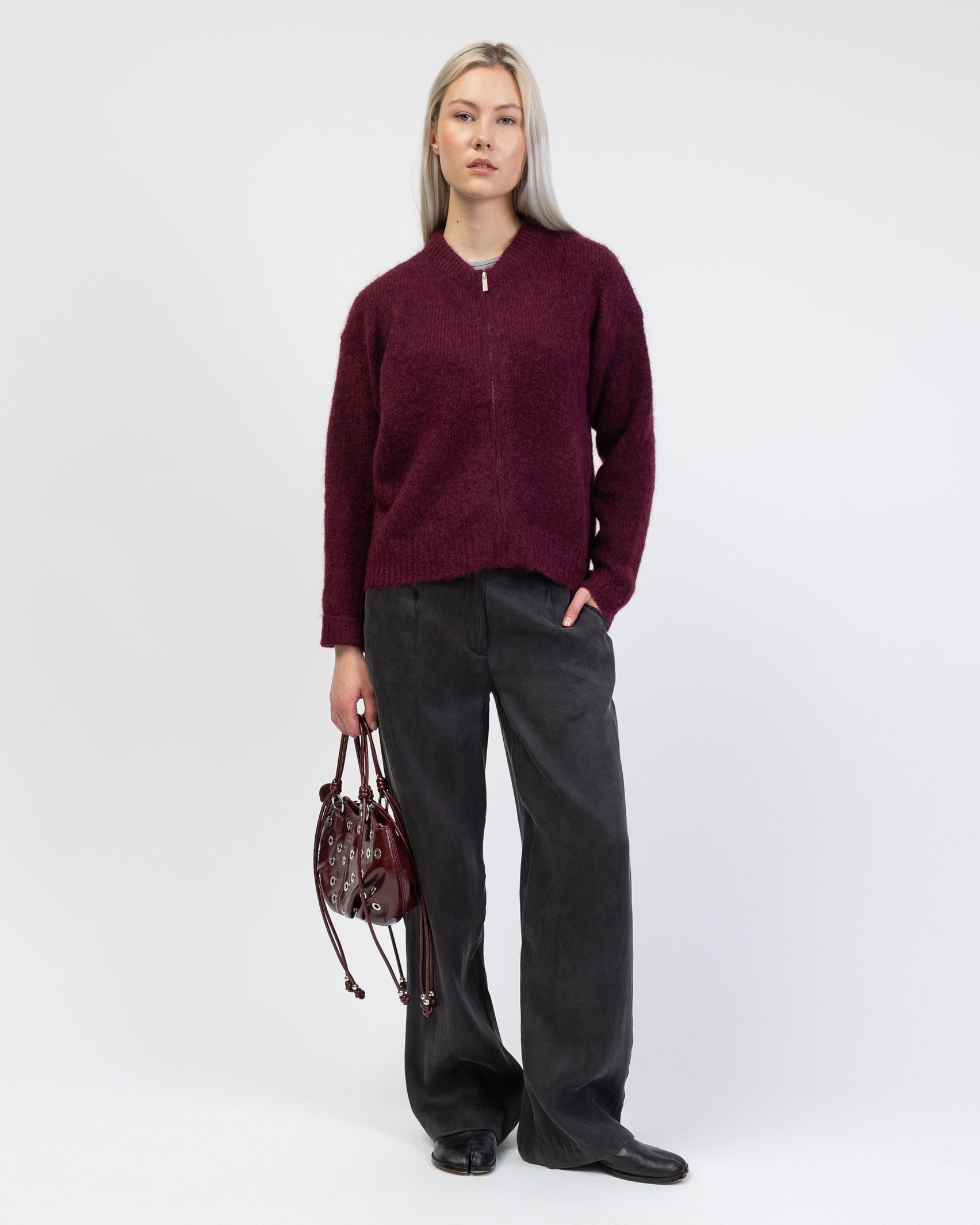 Strickjacke mit Reißverschluss kombiniert mit Langer Hose