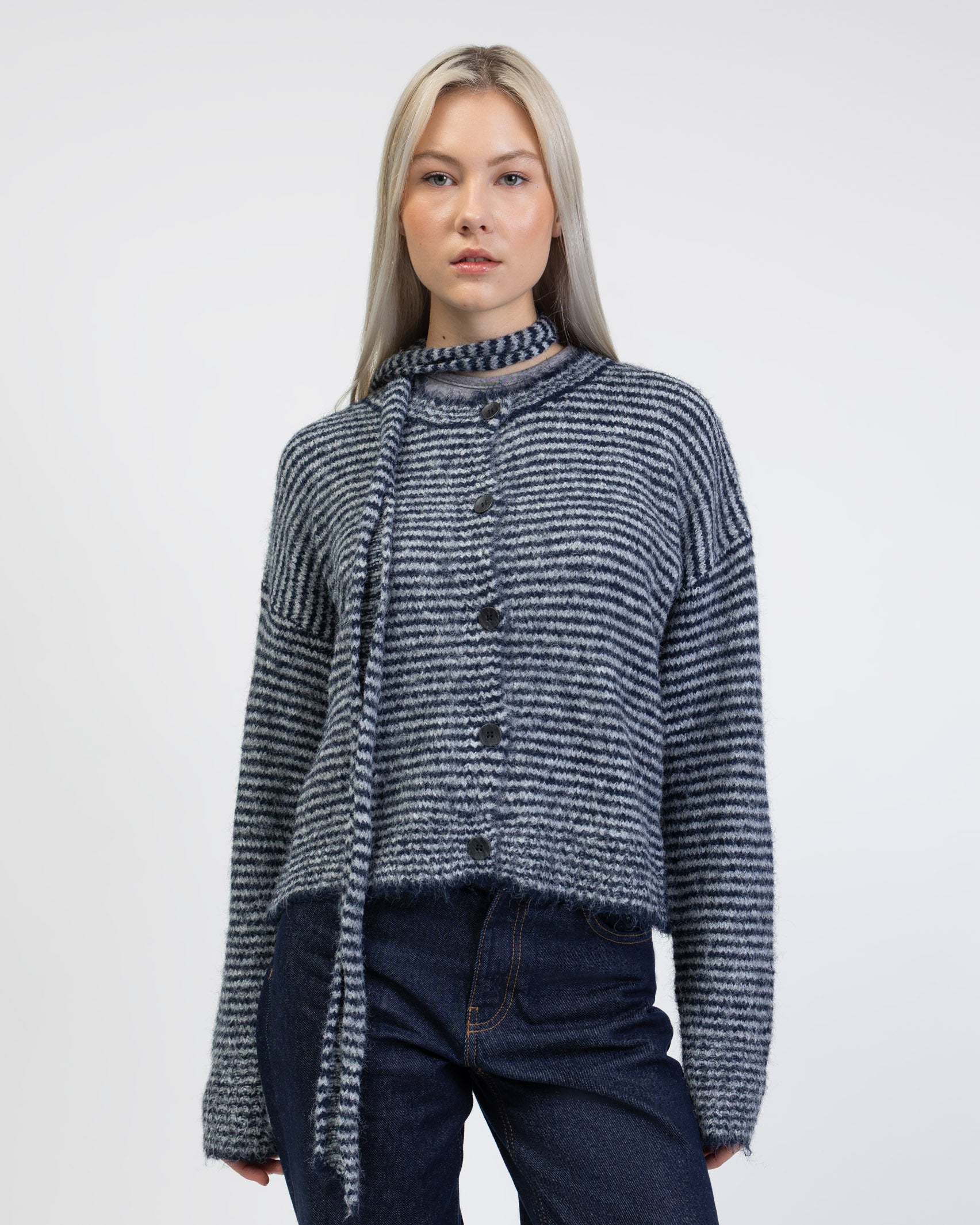 Gestreifte Strickjacke mit Schal von vorne
