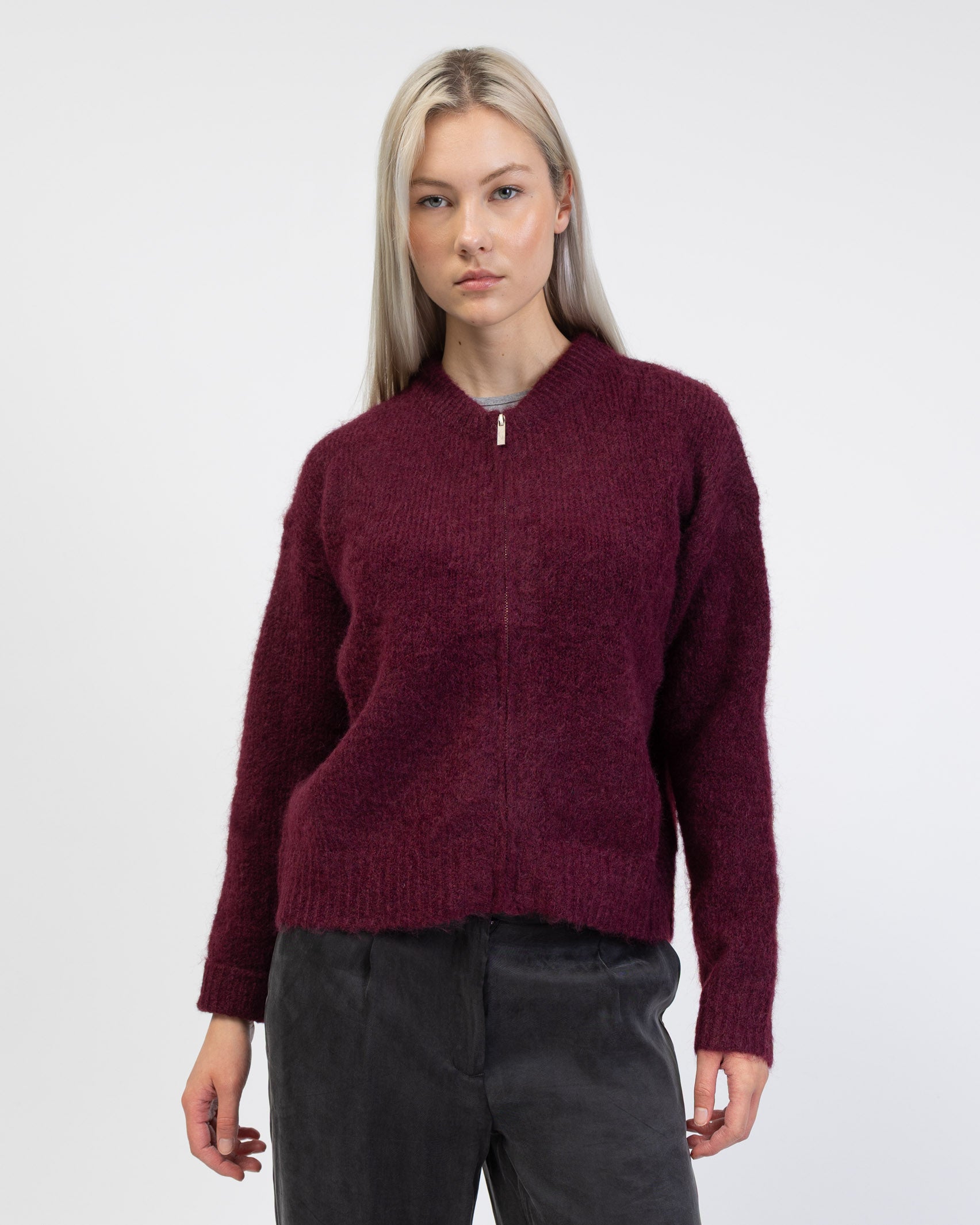 Strickjacke mit Reißverschluss von vorne
