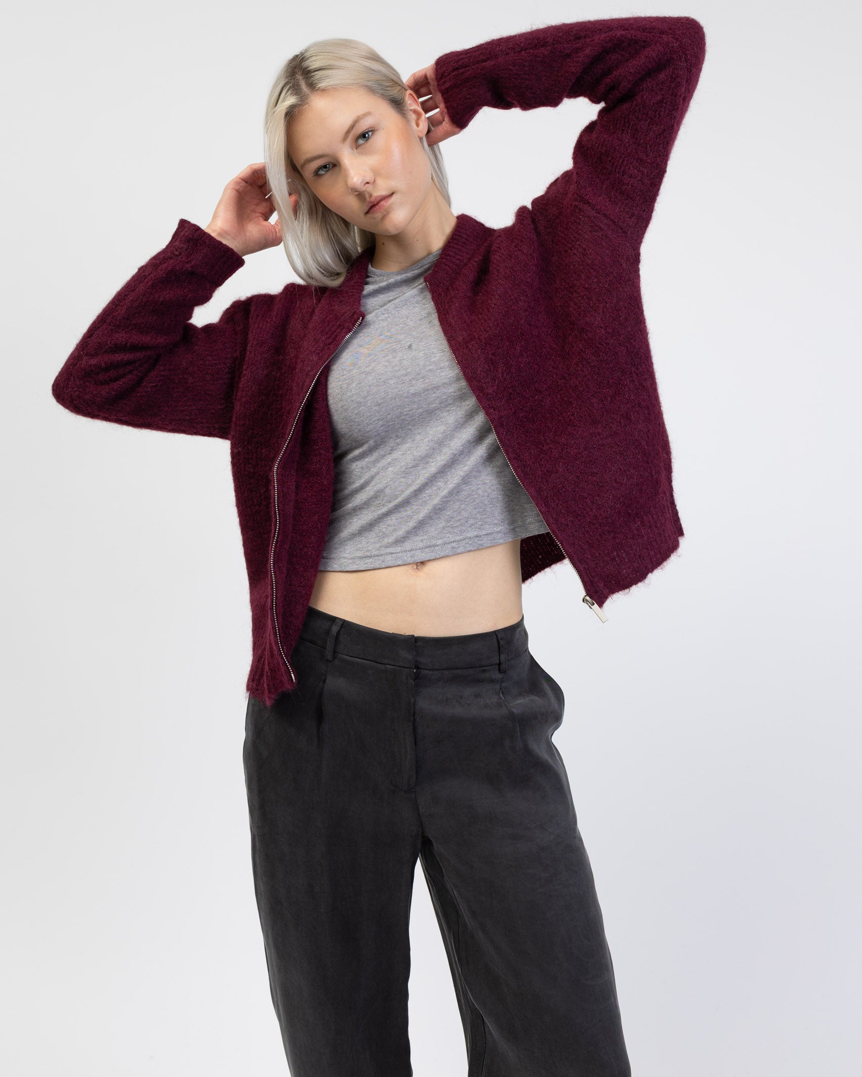 Strickjacke mit Reißverschluss kombiniert mit grauen Langarmshirt