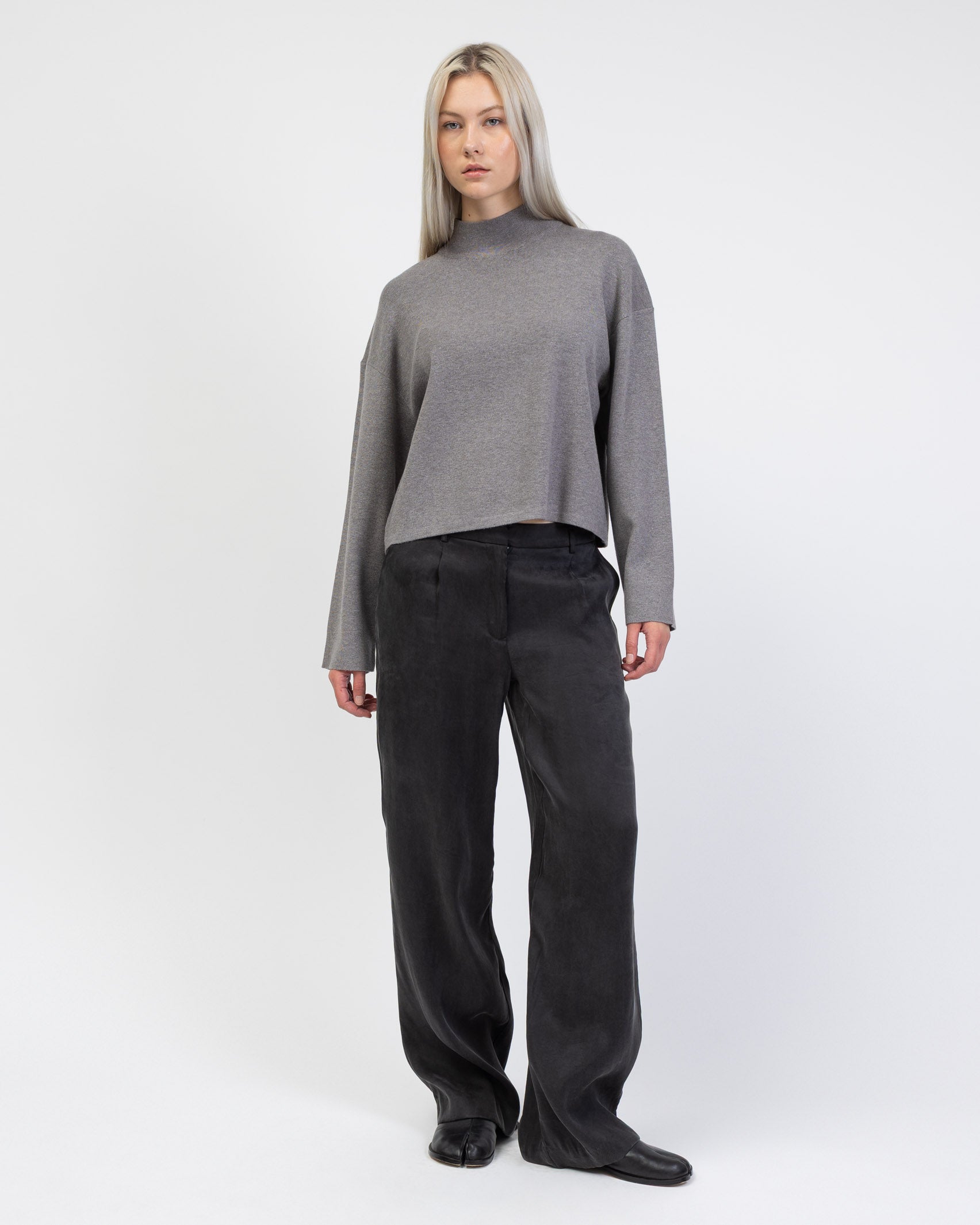 Weicher Pullover mit Stehkragen kombiniert mit dunkler Hose