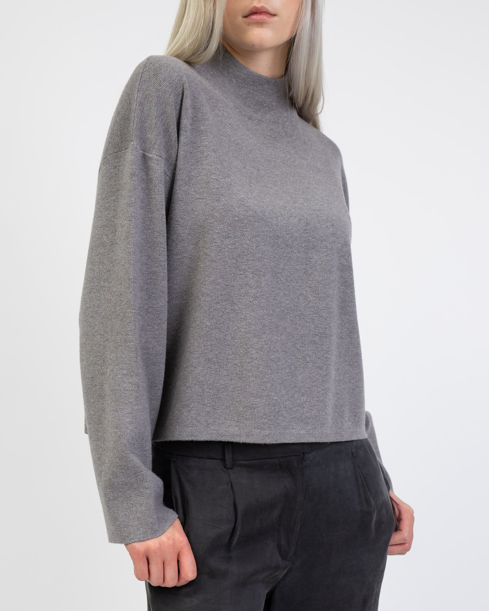 Weicher Pullover mit Stehkragen im Detail