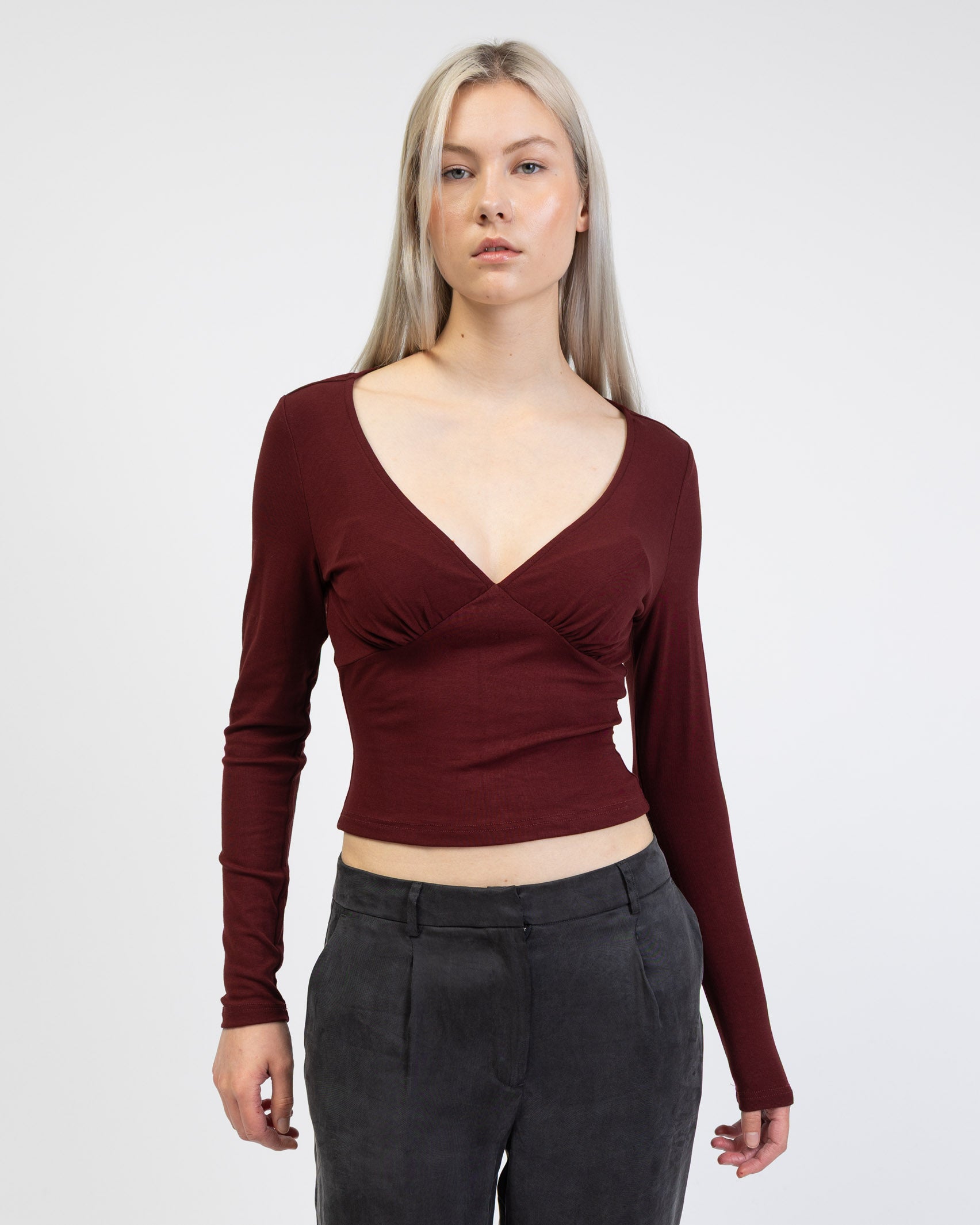 Basic Langarmshirt mit V-Ausschnitt von vorne