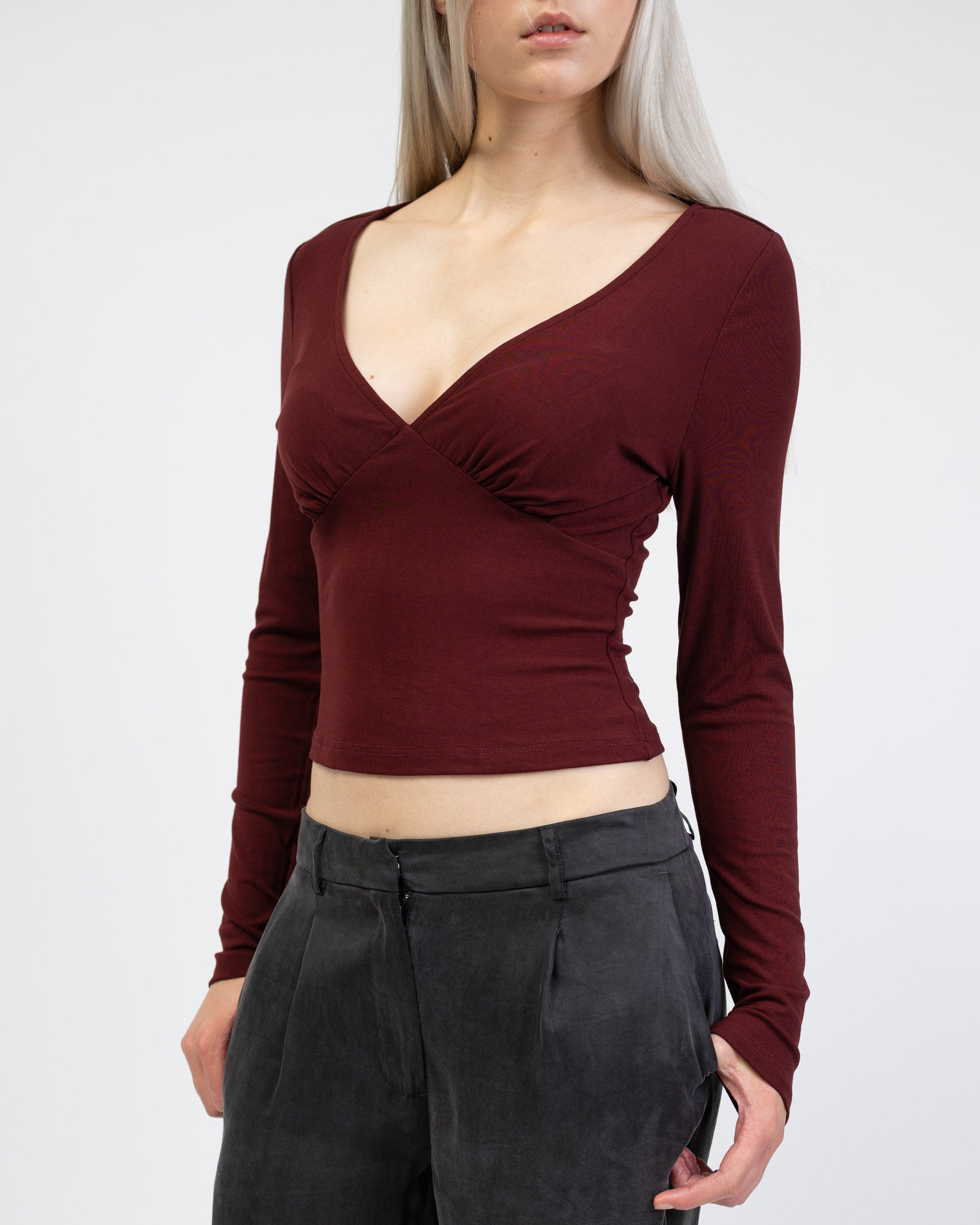 Basic Langarmshirt mit V-Ausschnitt im Detail