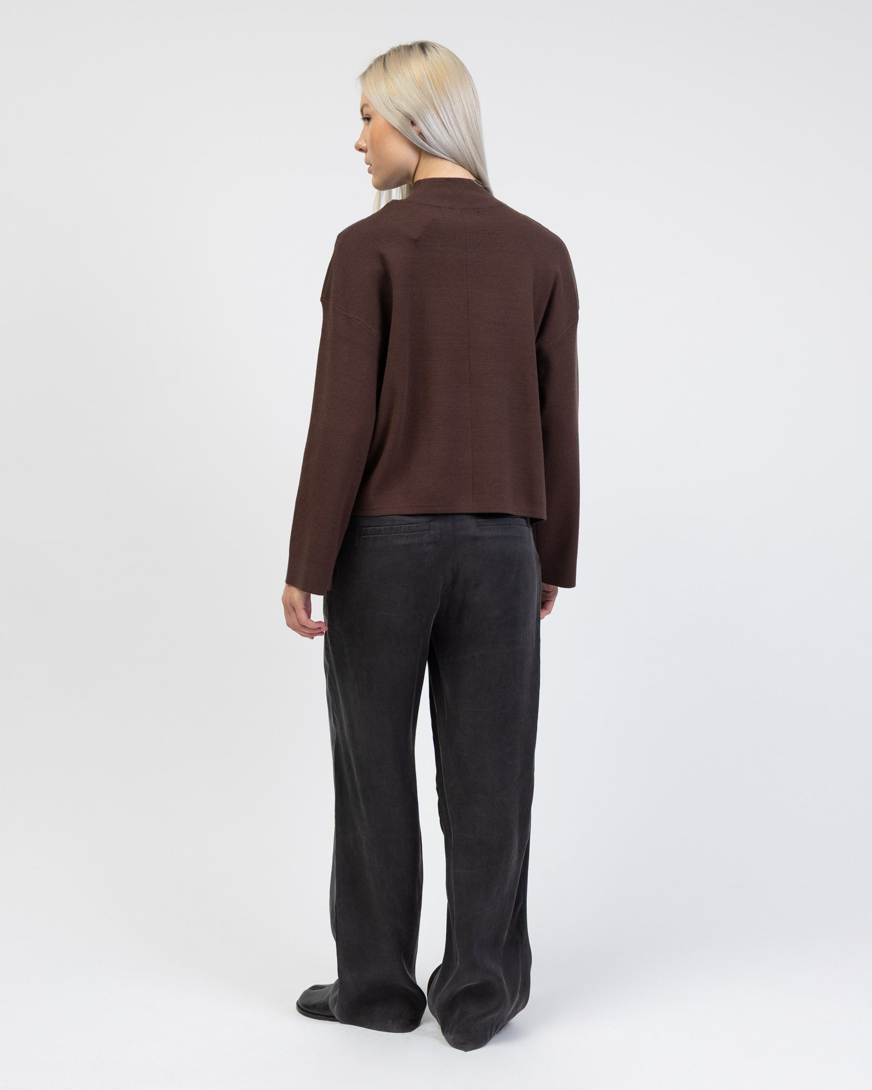 Weicher Pullover mit Stehkragen von hinten