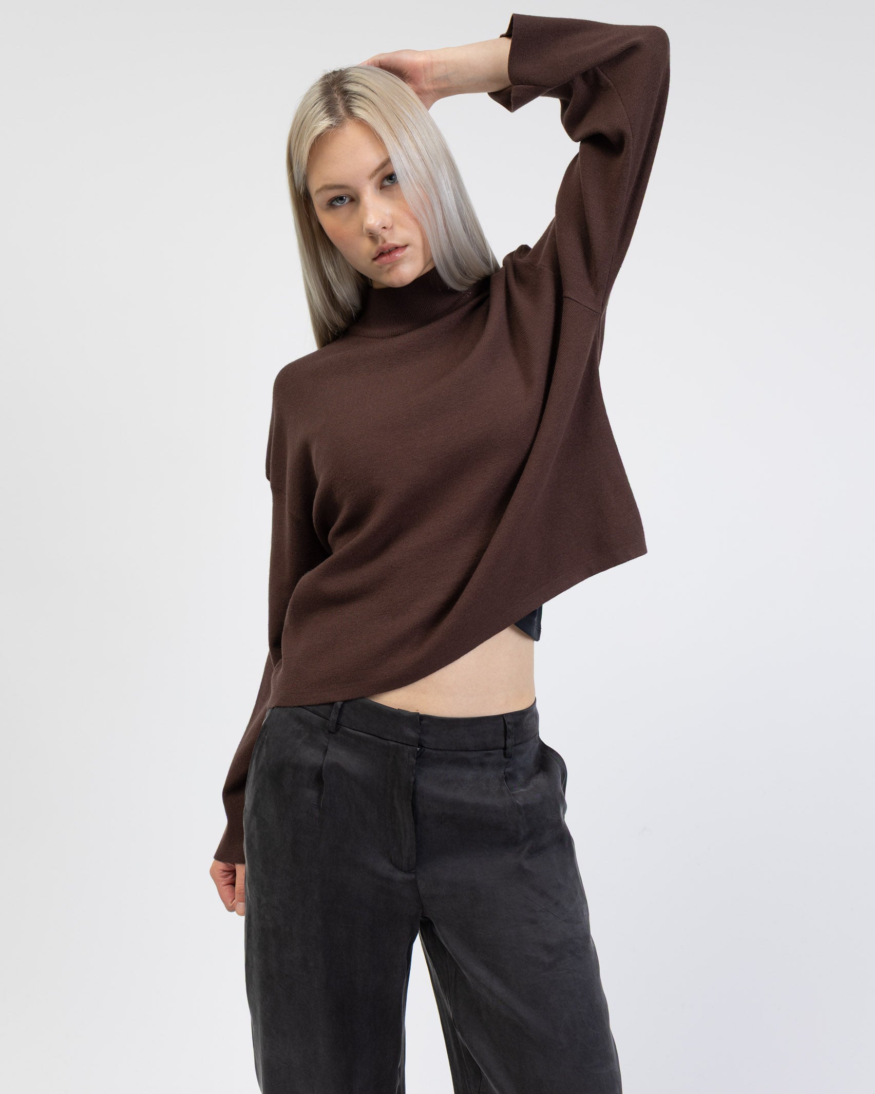 Weicher Pullover mit Stehkragen in bewegung