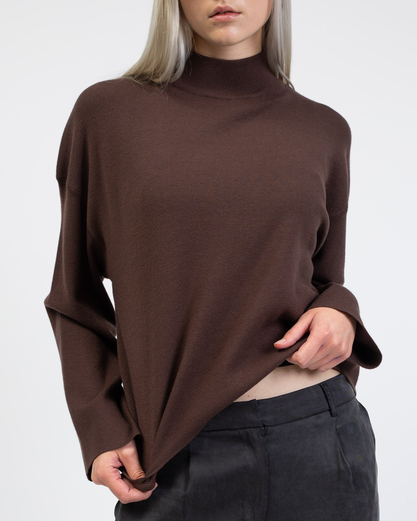 Weicher Pullover mit Stehkragen im Detail